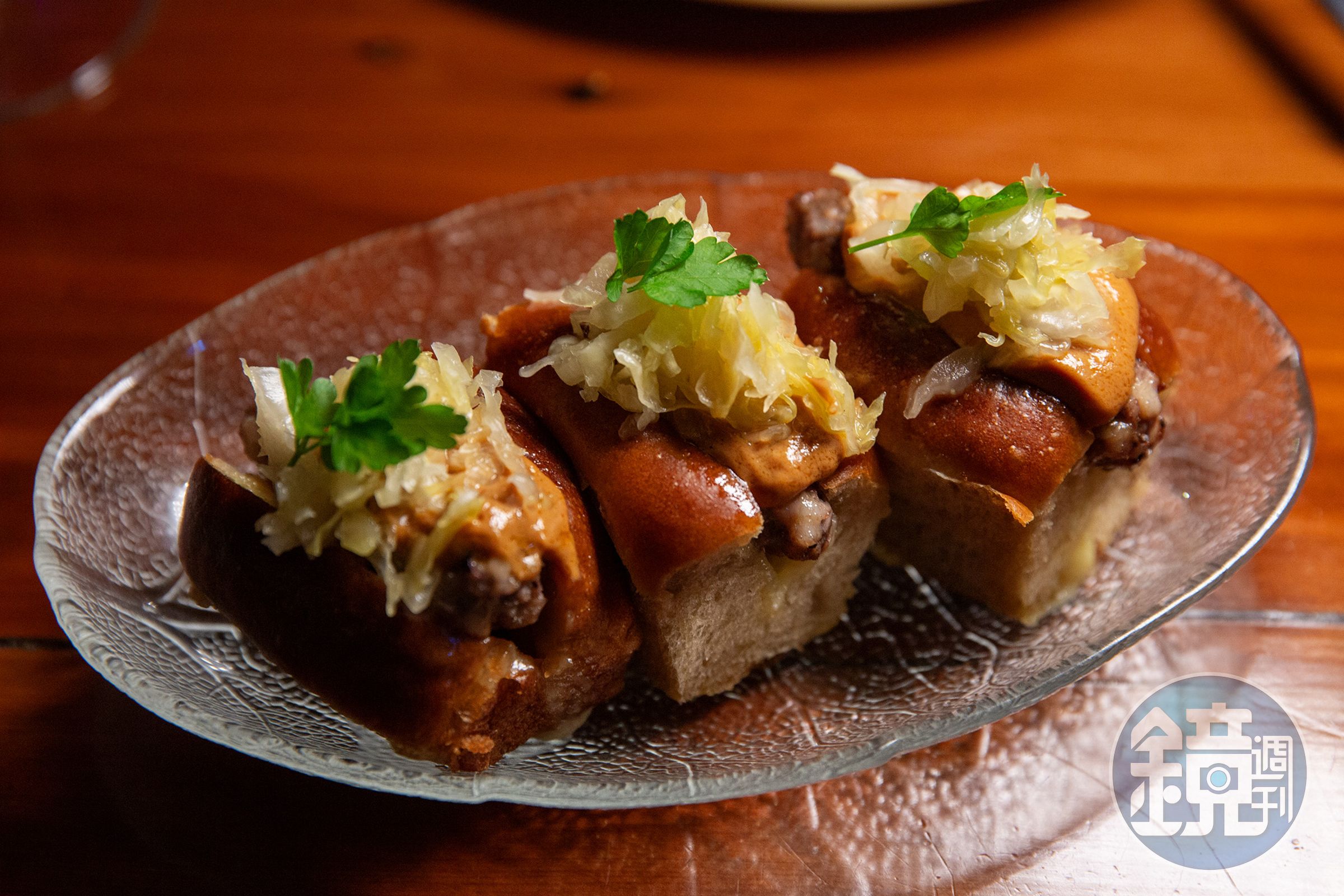 以奶油魚與章魚製作的創意熱狗「Butterfish+Octopus Hot Dogs w Smoked Tomato+Kina+Sauerkraut」,搭配煙燻番茄、紐西蘭海膽Kina與酸菜,將海鮮鮮味、煙燻香氣與發酵酸香融為一體。(紐幣25元/份,約NT$472)