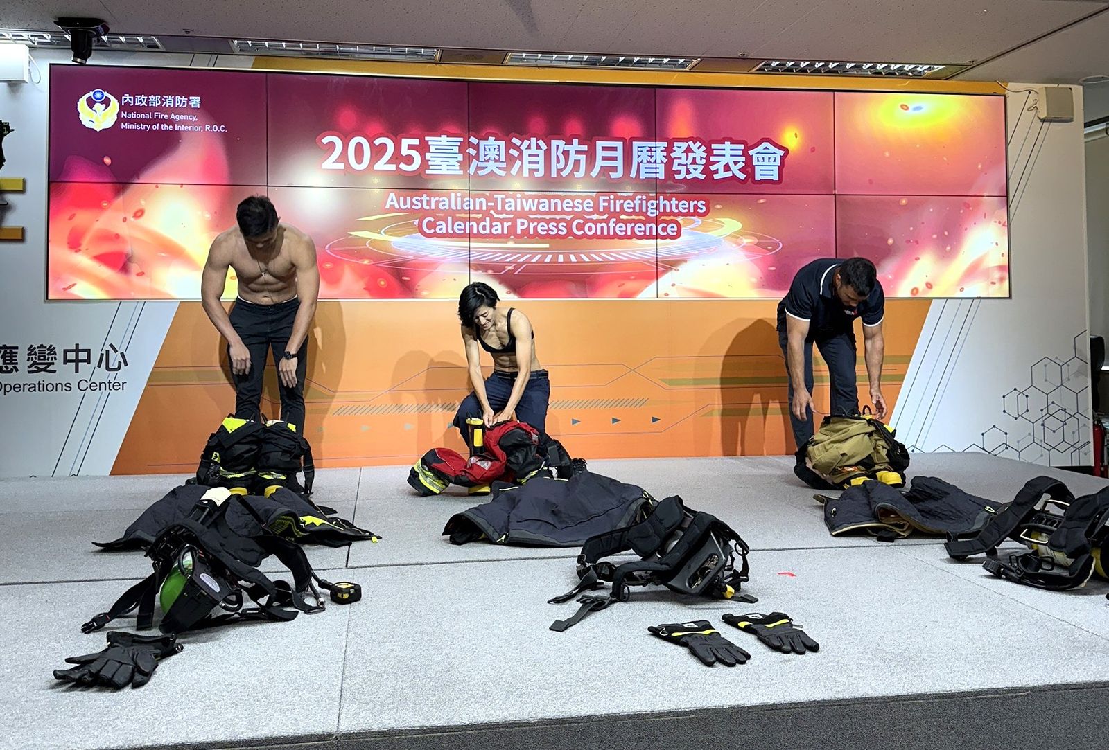 行政院國搜中心搜救官周佩儒(中)參與消防衣著裝比賽,是會場中唯一的女性。(消防署提供)