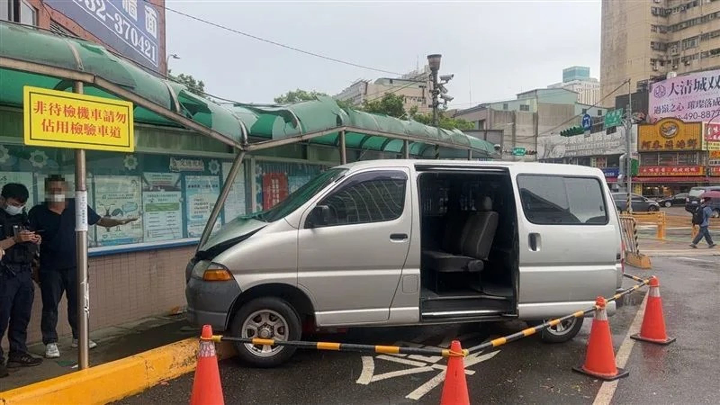 一名駕訓班教練,載著5名學員準備前往應考,怎料,2學員還沒考之前,就因為教練誤踩油門受傷。(翻攝畫面)