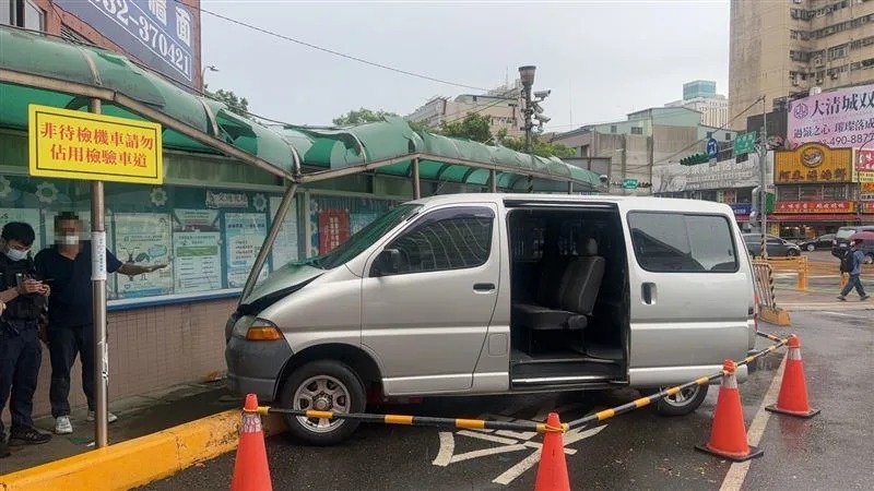 一名駕訓班教練，載著5名學員準備前往應考，怎料，2學員還沒考之前，就因為教練誤踩油門受傷。（翻攝畫面）