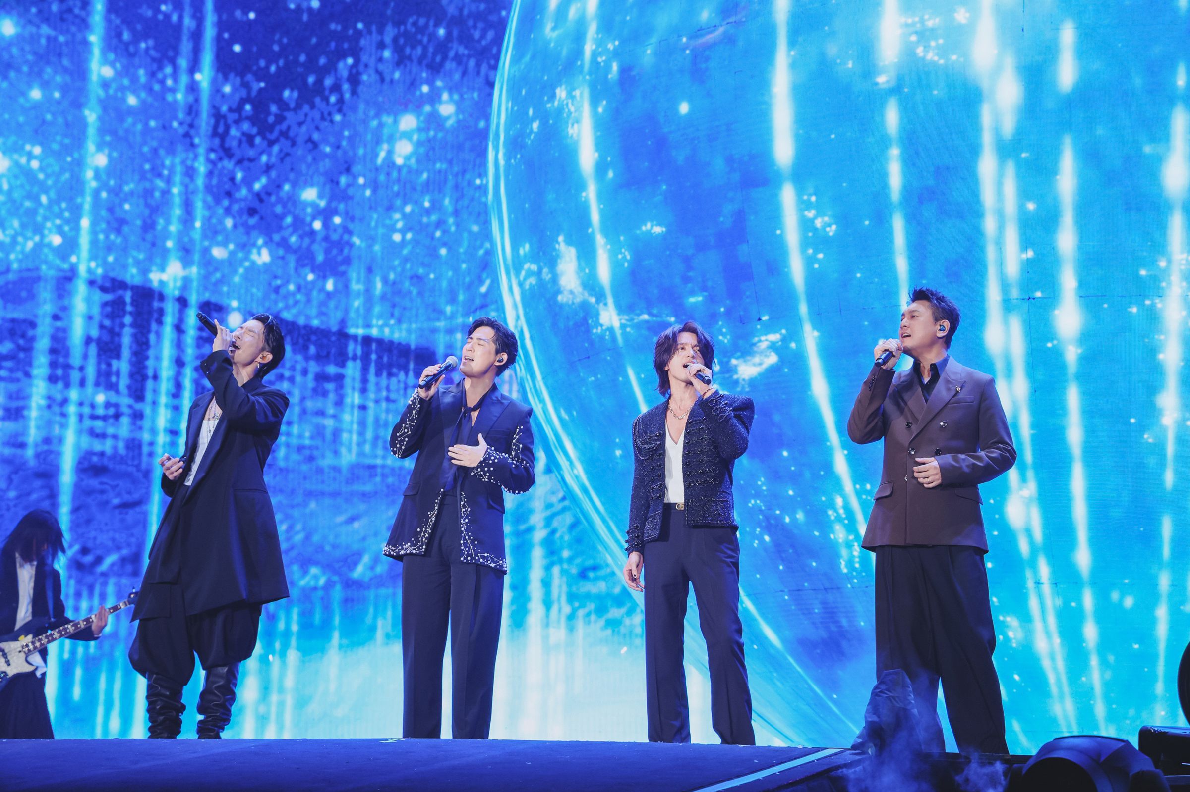 F4合體演唱〈流星雨〉。（相信音樂提供）