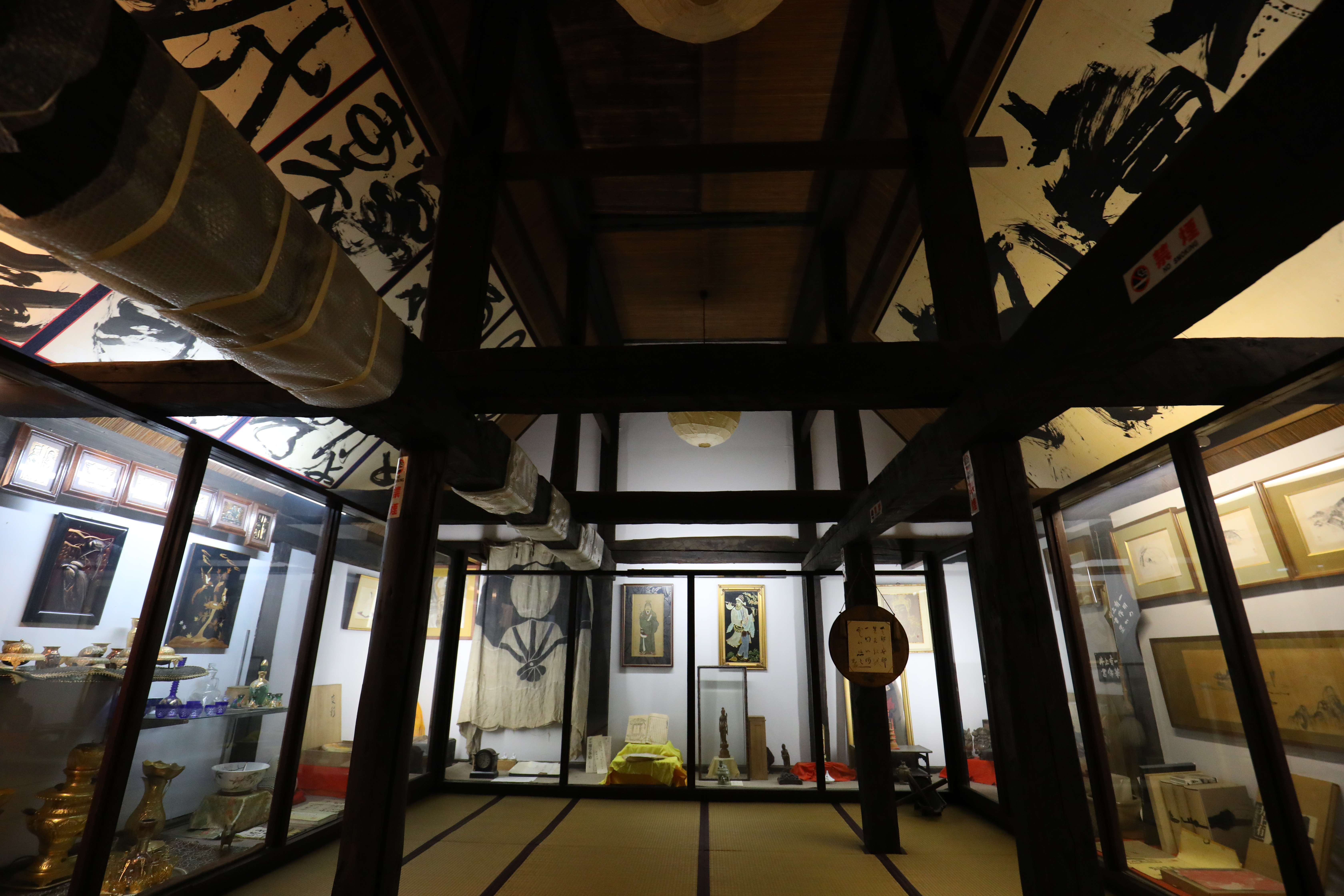 老屋2樓展示著店主澤田夫婦走遍世界各地的收藏。