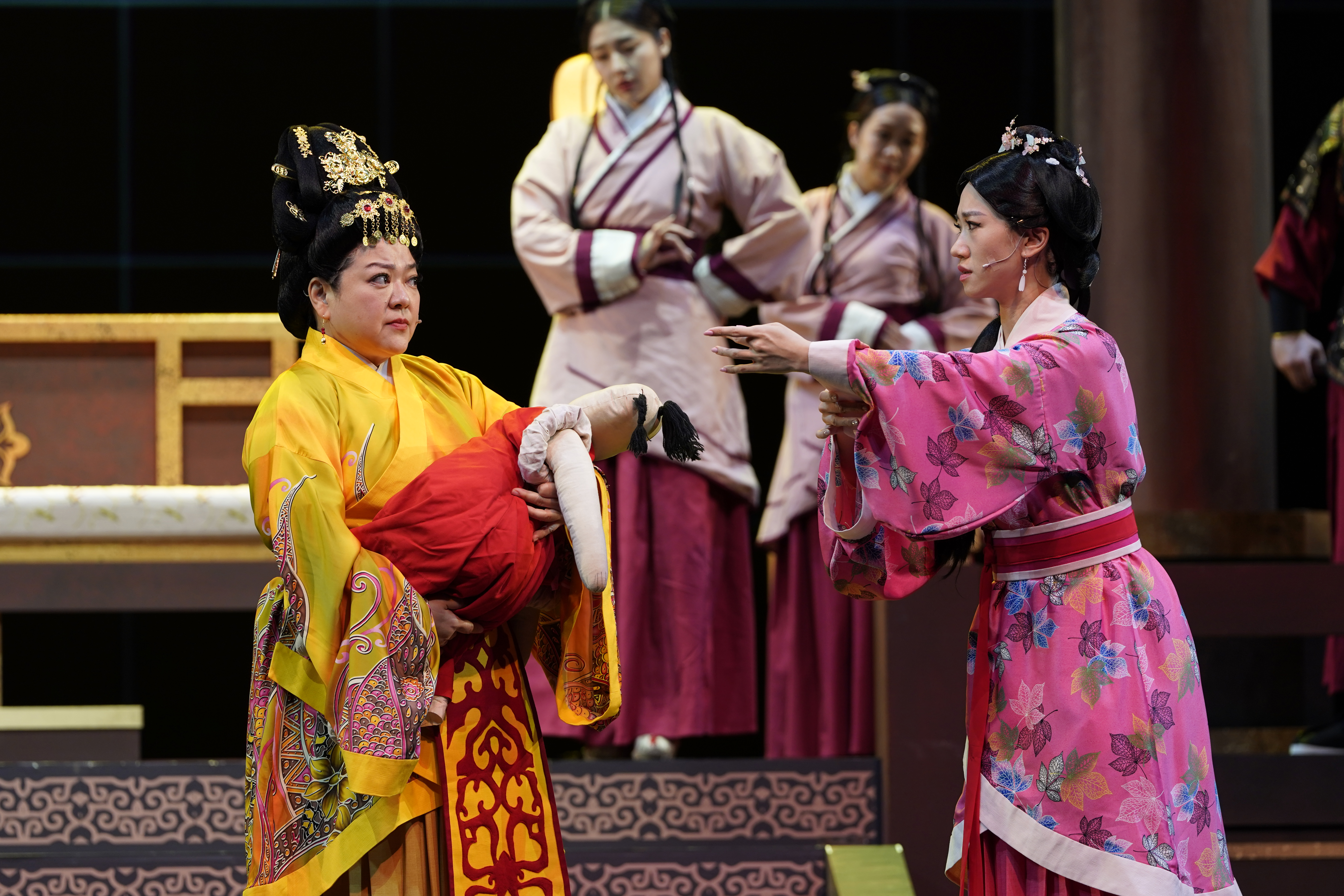 Lulu黃路梓茵（右）與陳漢典在《半里長城笑噴版》演分手戀人，Lulu劇中大喊「我懷孕了。」受訪強調目前沒有，陳漢典接「搞不好明年台中場就會看到一個孕婦。」（寬宏藝術提供）