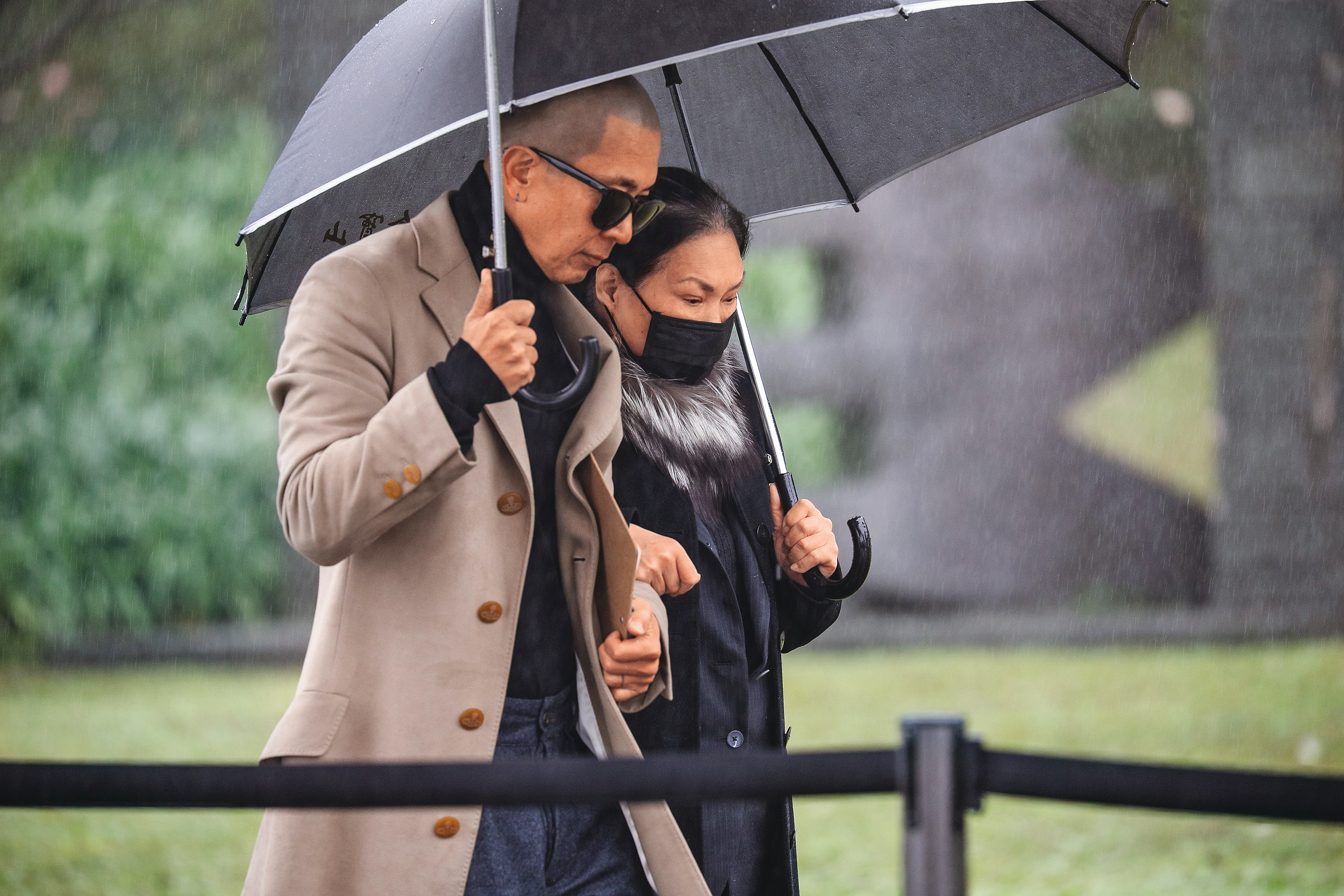 徐媽（右）一下車就挽著具俊曄（左）的手進入金寶山園區。（鏡報提供）