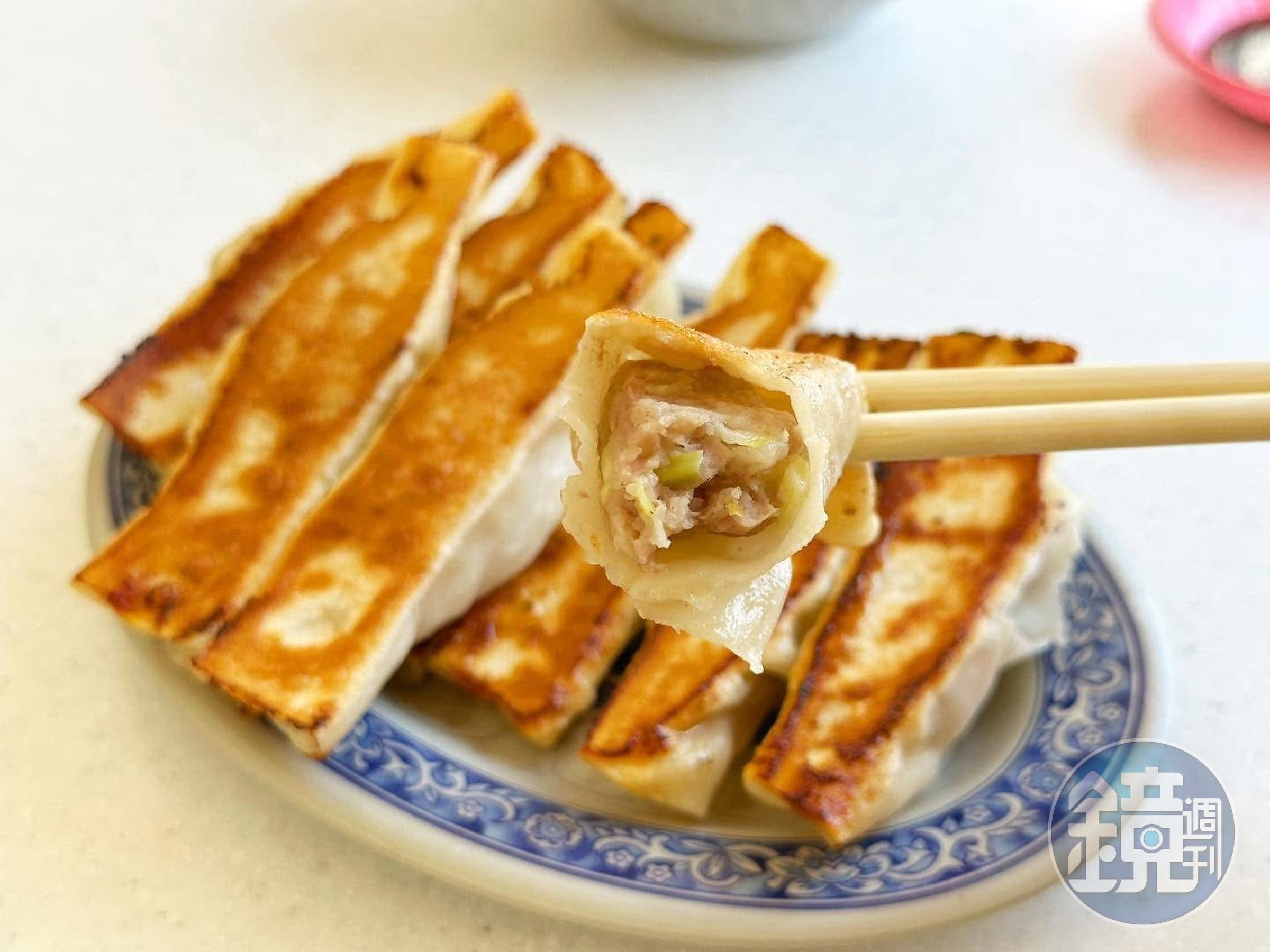 「鍋貼」都是熱騰騰起鍋，麵皮相當酥脆有Q勁，肉餡摻進了韭黃。（75元／10個）