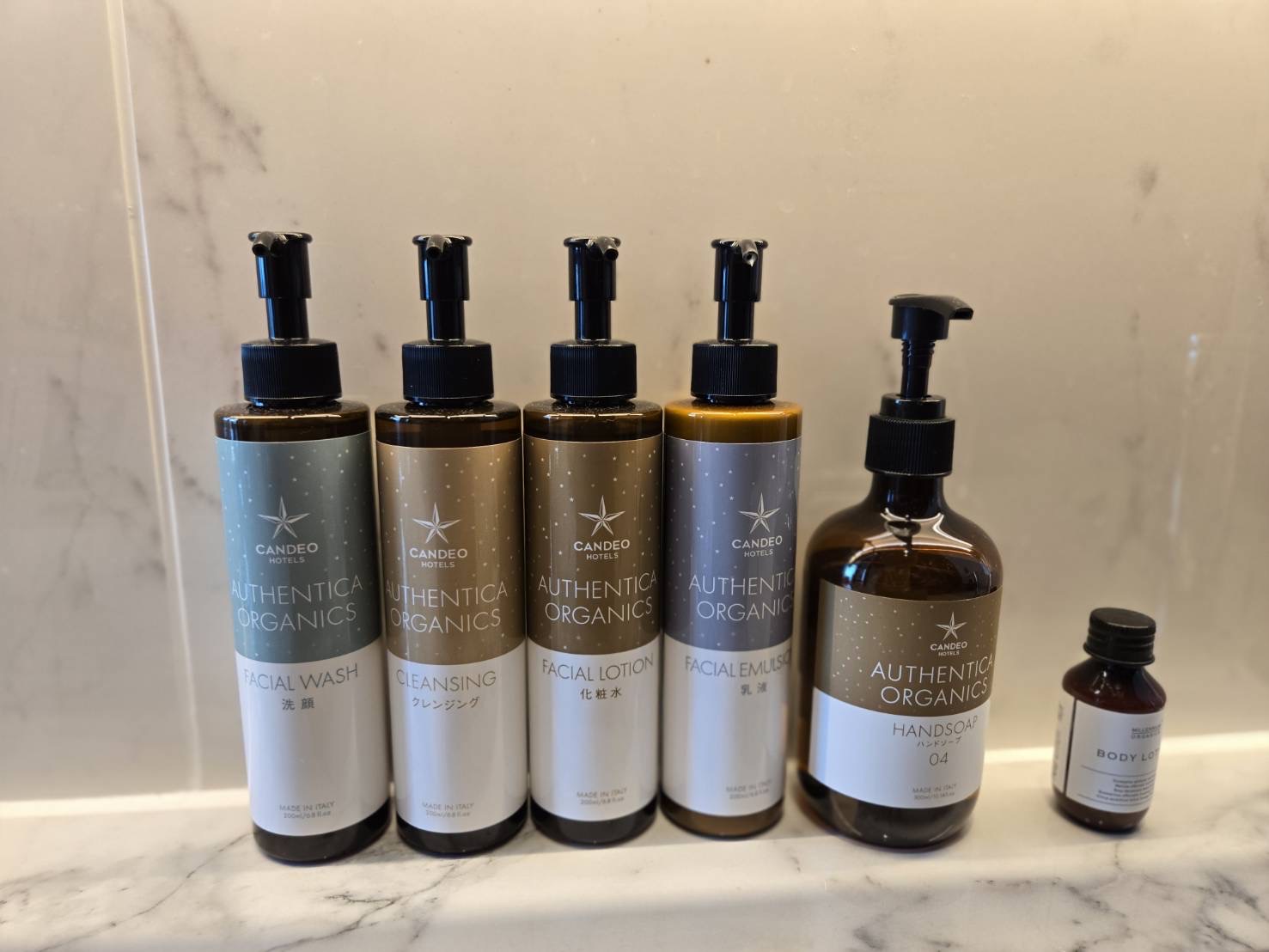沐浴備品為義大利製造的有機品牌AUTHENTICA ORGANICS。