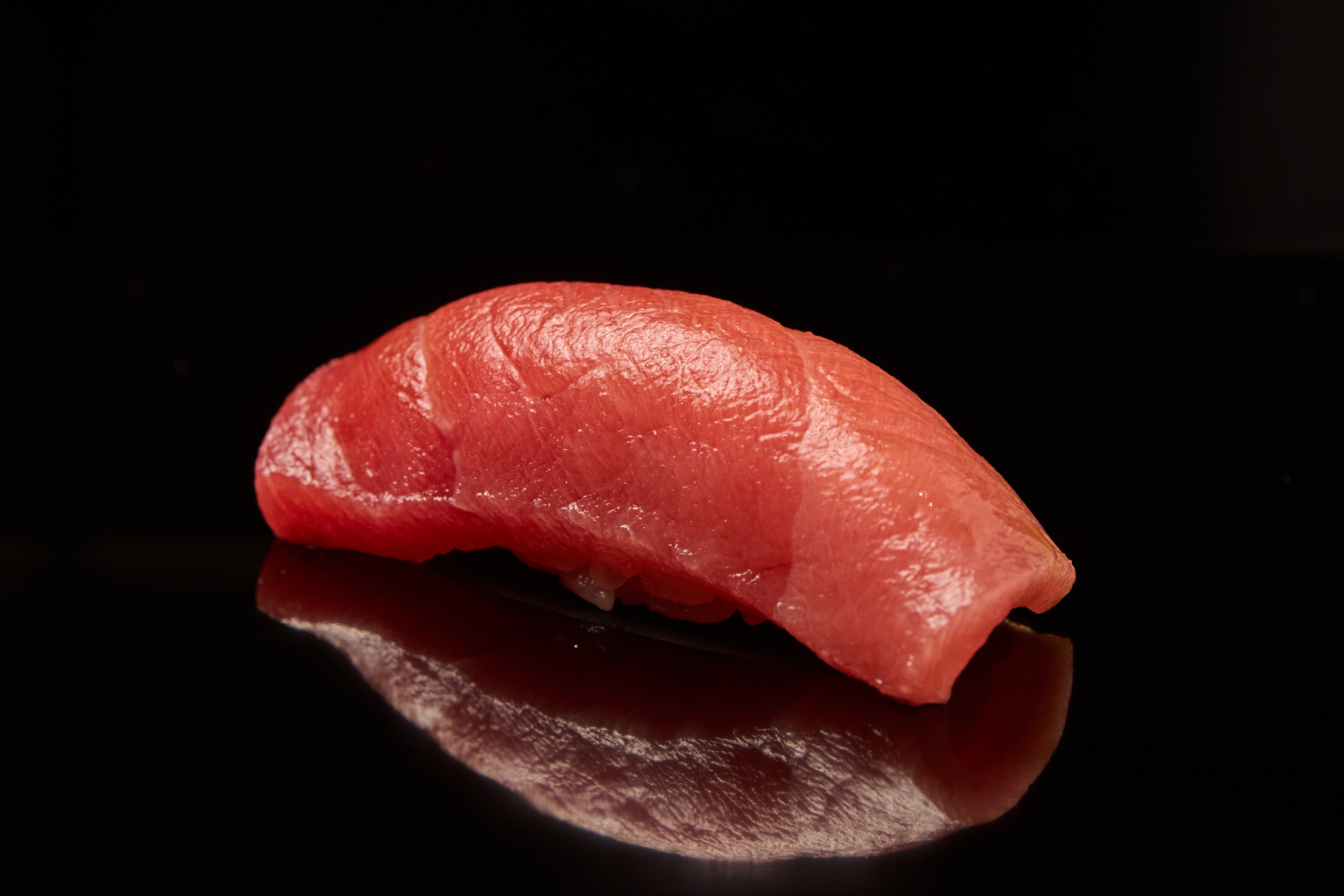 鮪魚中腹的油脂豐厚，口感極佳。（鮨嘉仁提供）
