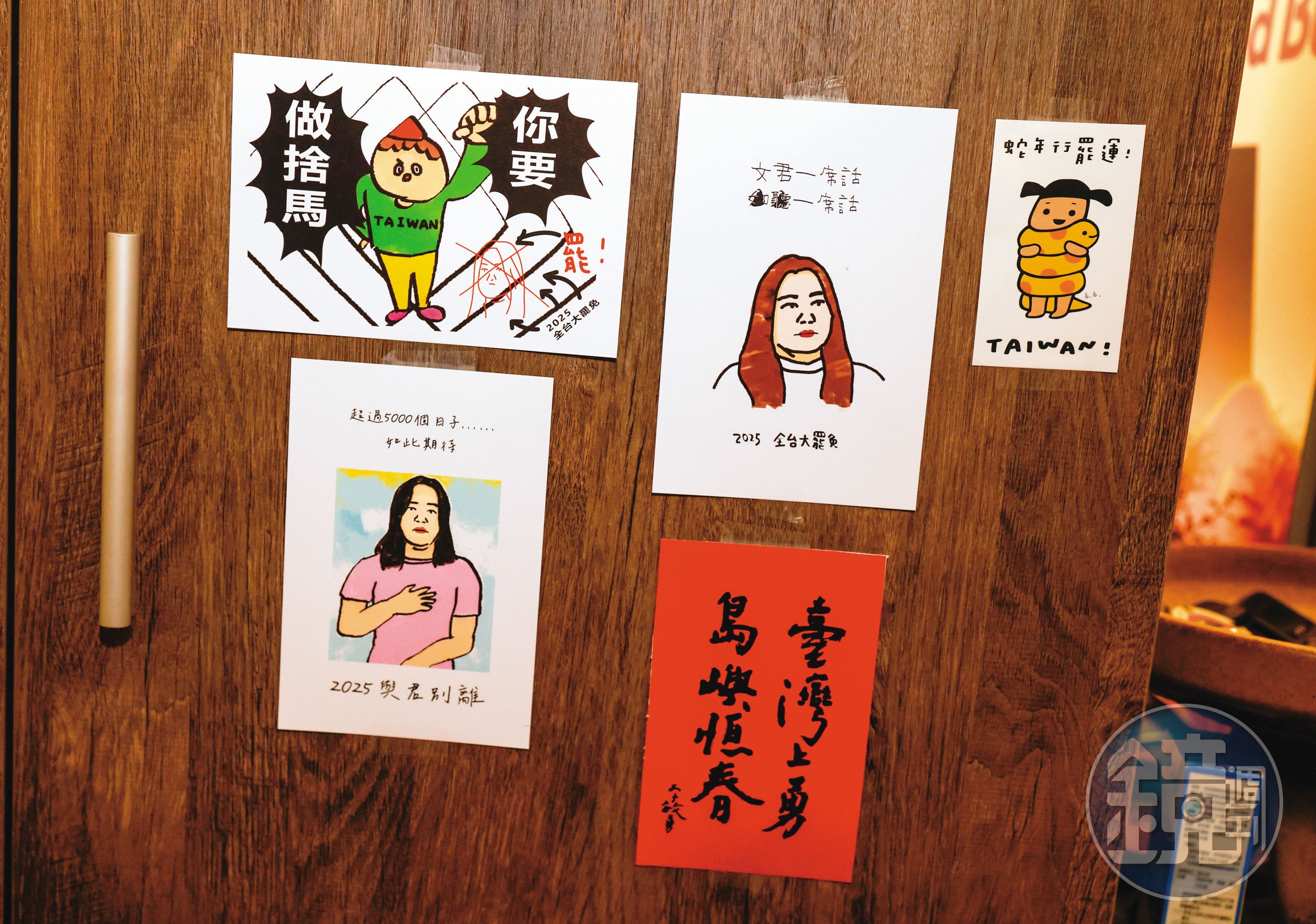 謝孟儒的罷免插畫,貼在櫃檯旁的隱密角落。