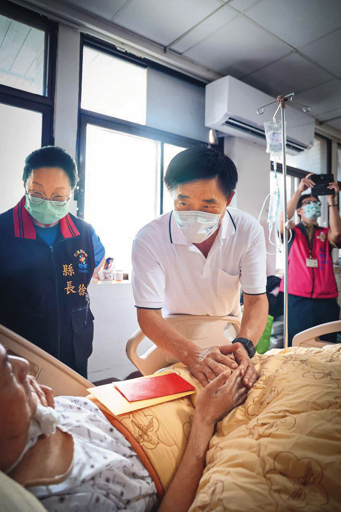 郝龍斌（中）4日起連2天赴花蓮勘災，關心慰問災民。（翻攝郝龍斌臉書）