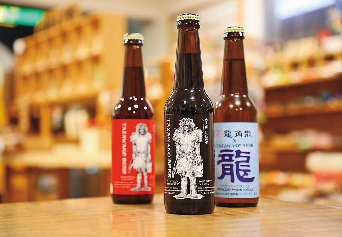 幾乎每年都在國際競賽中得獎的「田沢湖啤酒」，釀酒廠就位在藝術村中。（皆520日圓／瓶，約NT$114）