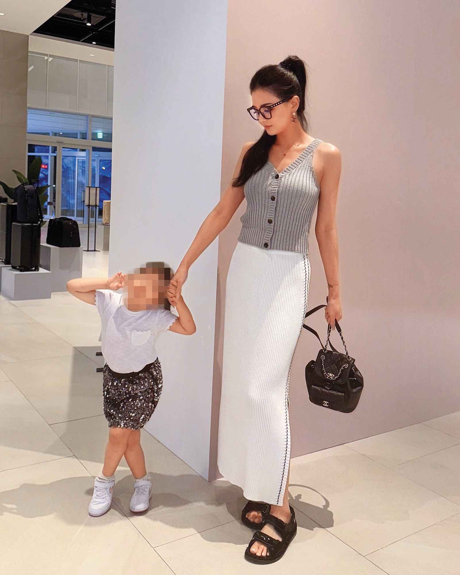 黃廉盈過去經常在社群po出跟小孩的天倫照，一直給人時尚貴婦形象。（翻攝自黃廉盈IG）