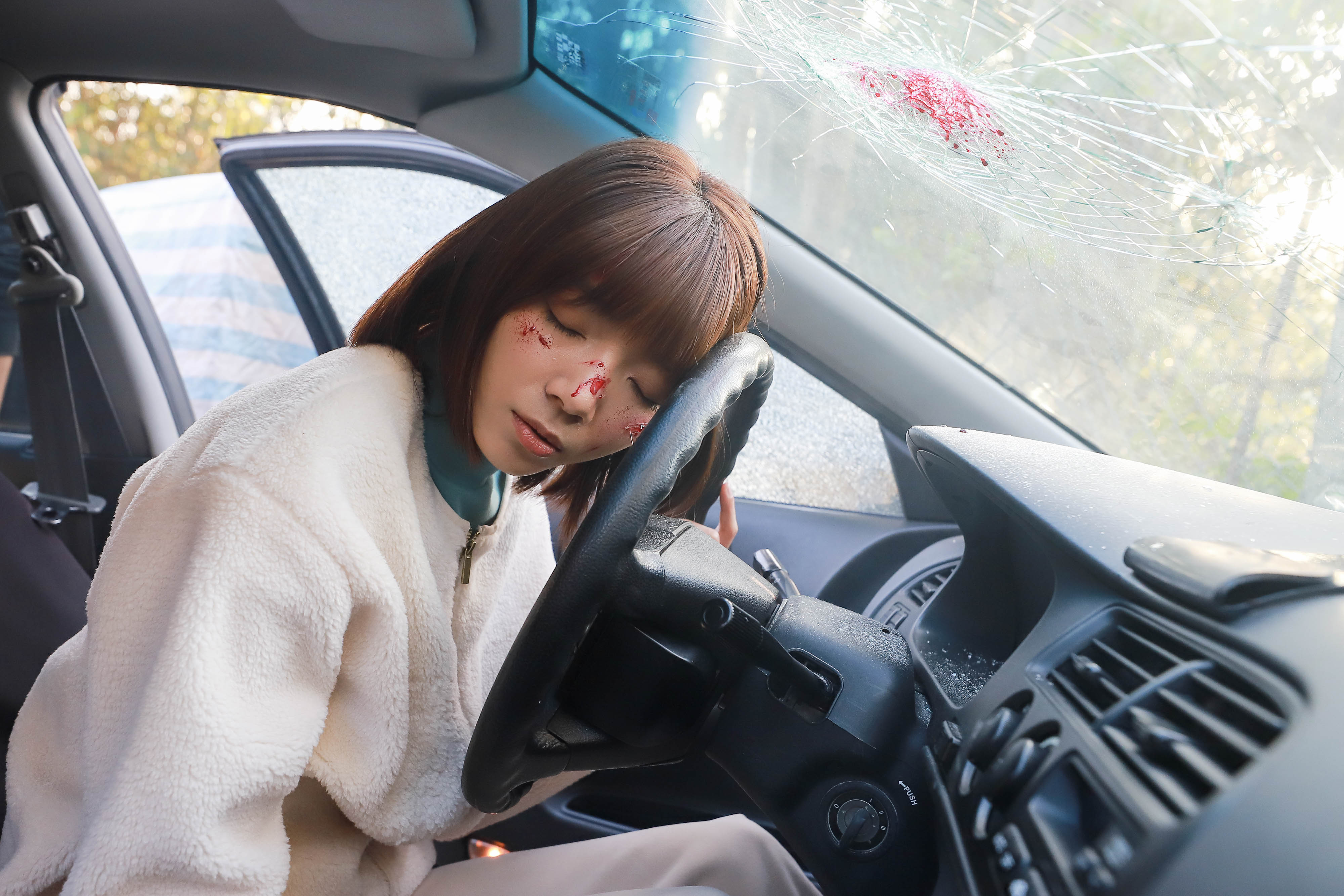 周宇柔《愛的榮耀》不慎自撞，生死未卜。（民視提供）