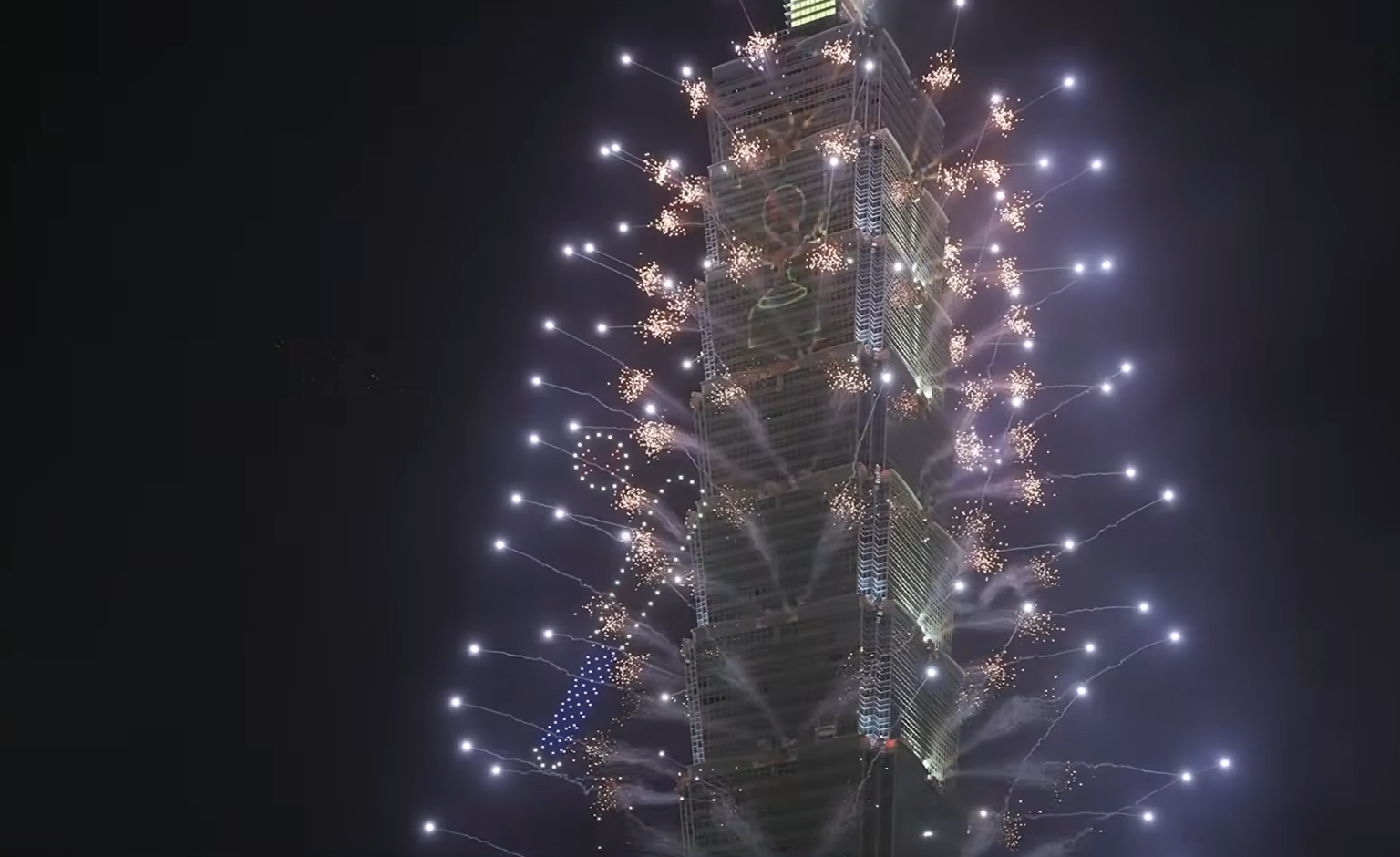 台北101國慶煙火昨晚盛大登場。(翻攝自台北101官方YT頻道)