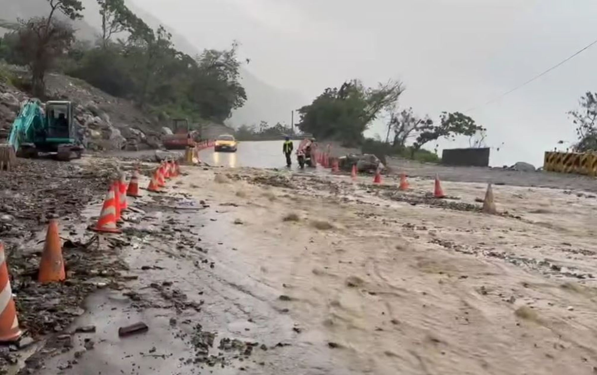 豪雨釀災，花蓮縣台鐵和仁與崇德間列車雙向中斷，蘇花公路也一度受土石流影響。（翻攝花蓮縣政府臉書）