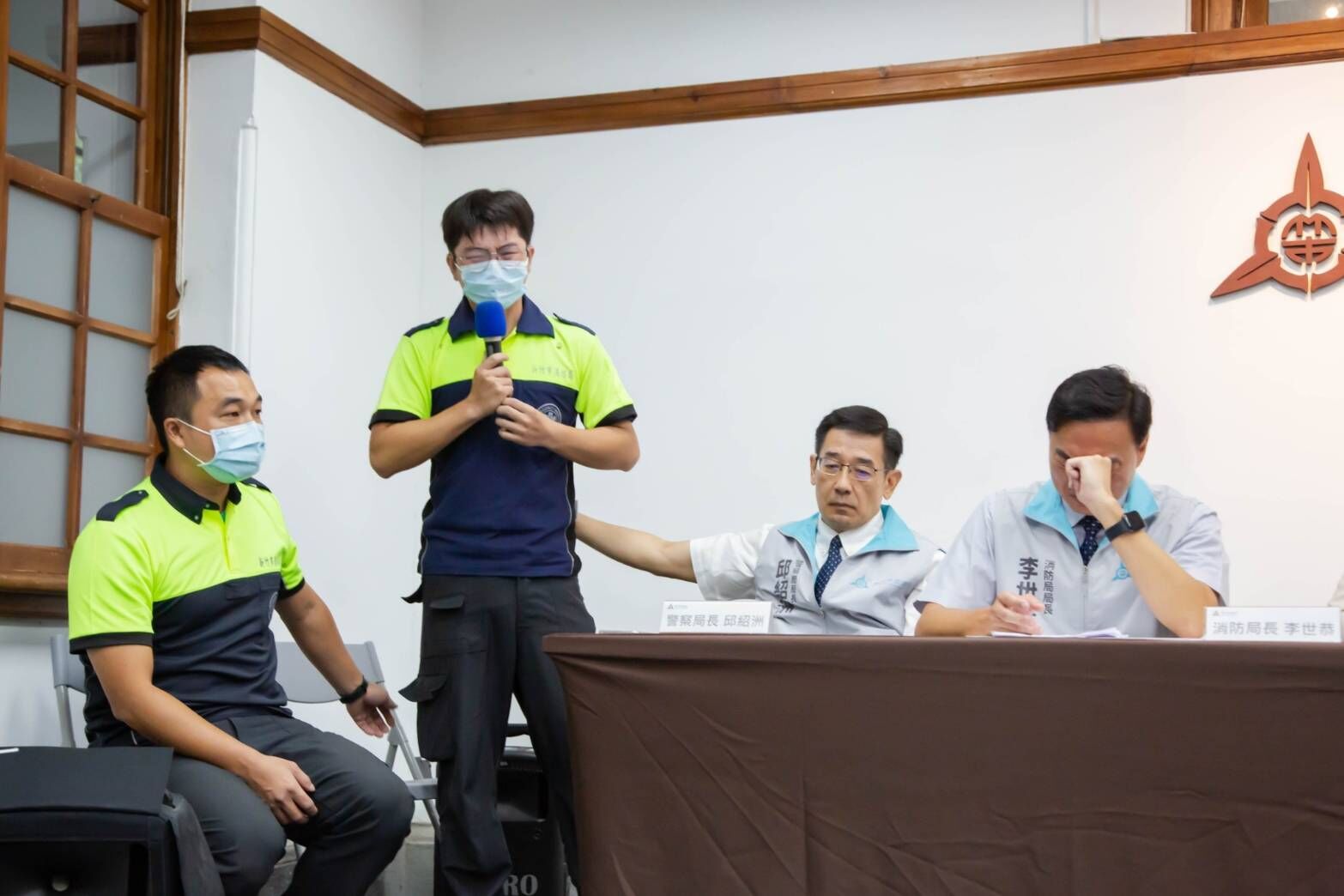 新竹市高層住宅火災造成消防人員殉職,消防局長及隊員今說明此事時都難過哽咽。(新竹縣政府提供)