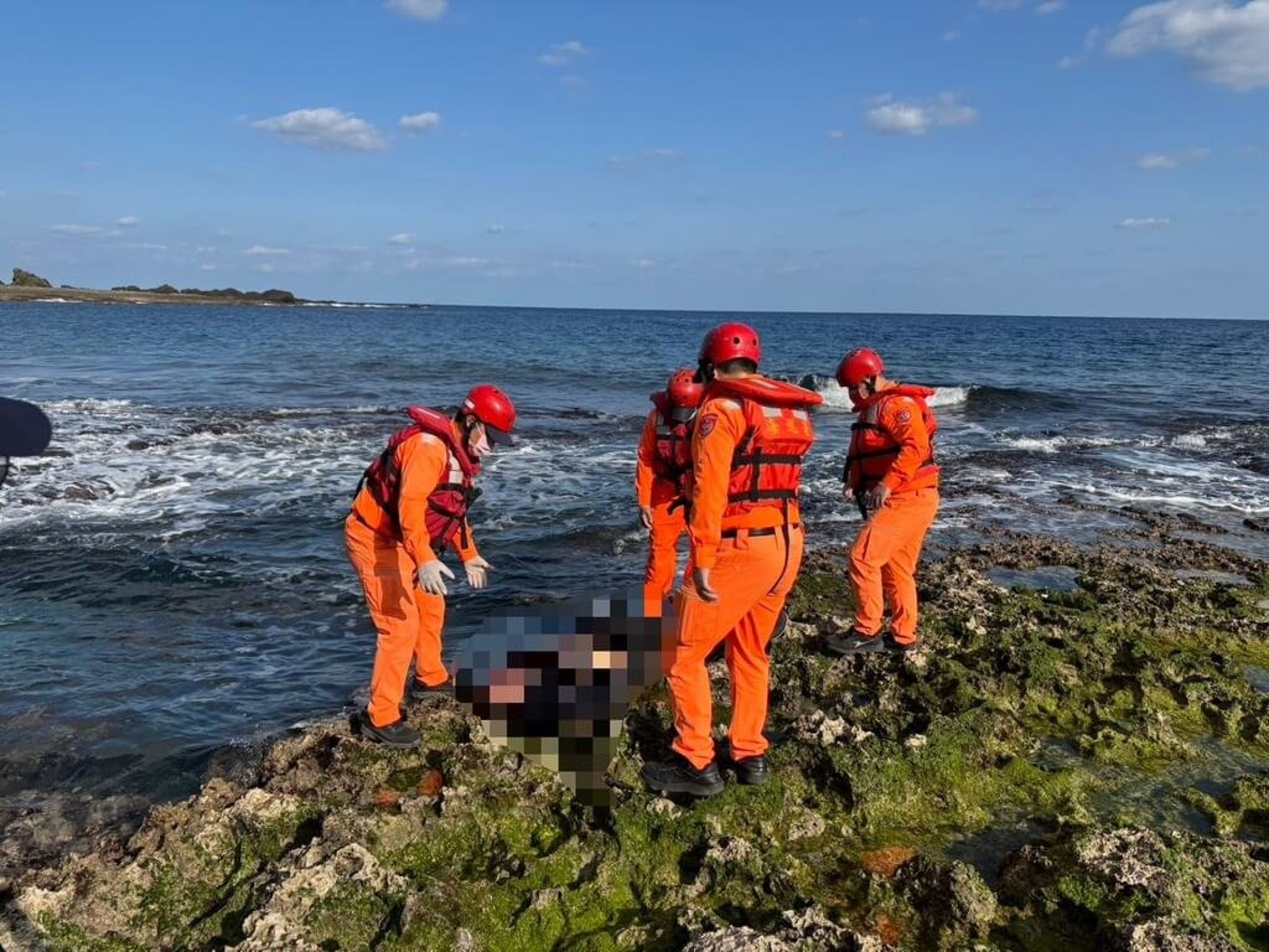 蘭嶼雙獅岩岸2名釣客落海,今早尋獲1遺體確認為其中1名落海者,另一名仍失蹤。(海巡提供)