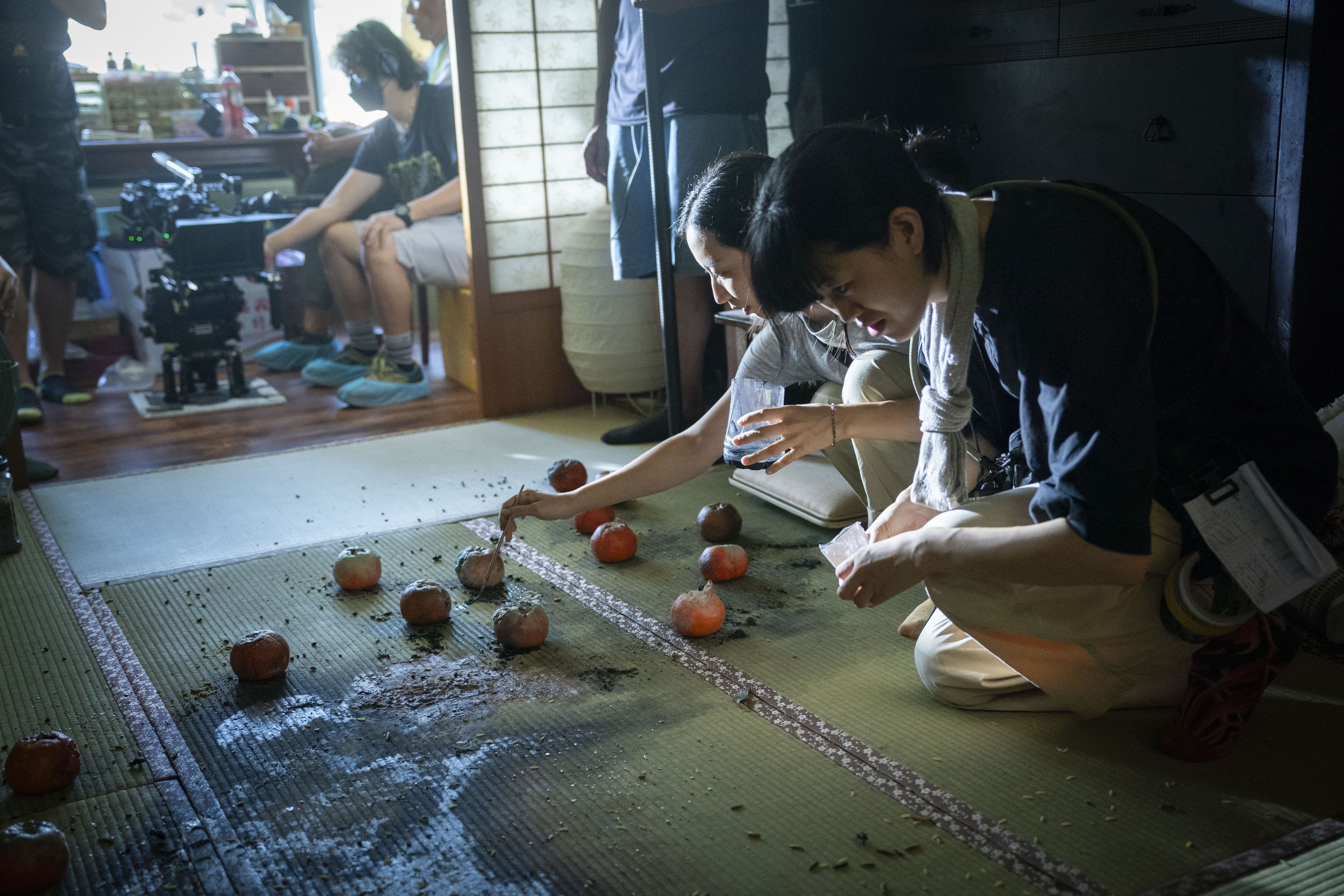 美術陳設透過各種技巧與方法寫實呈現孤獨死現場的樣貌。（果陀娛樂提供）