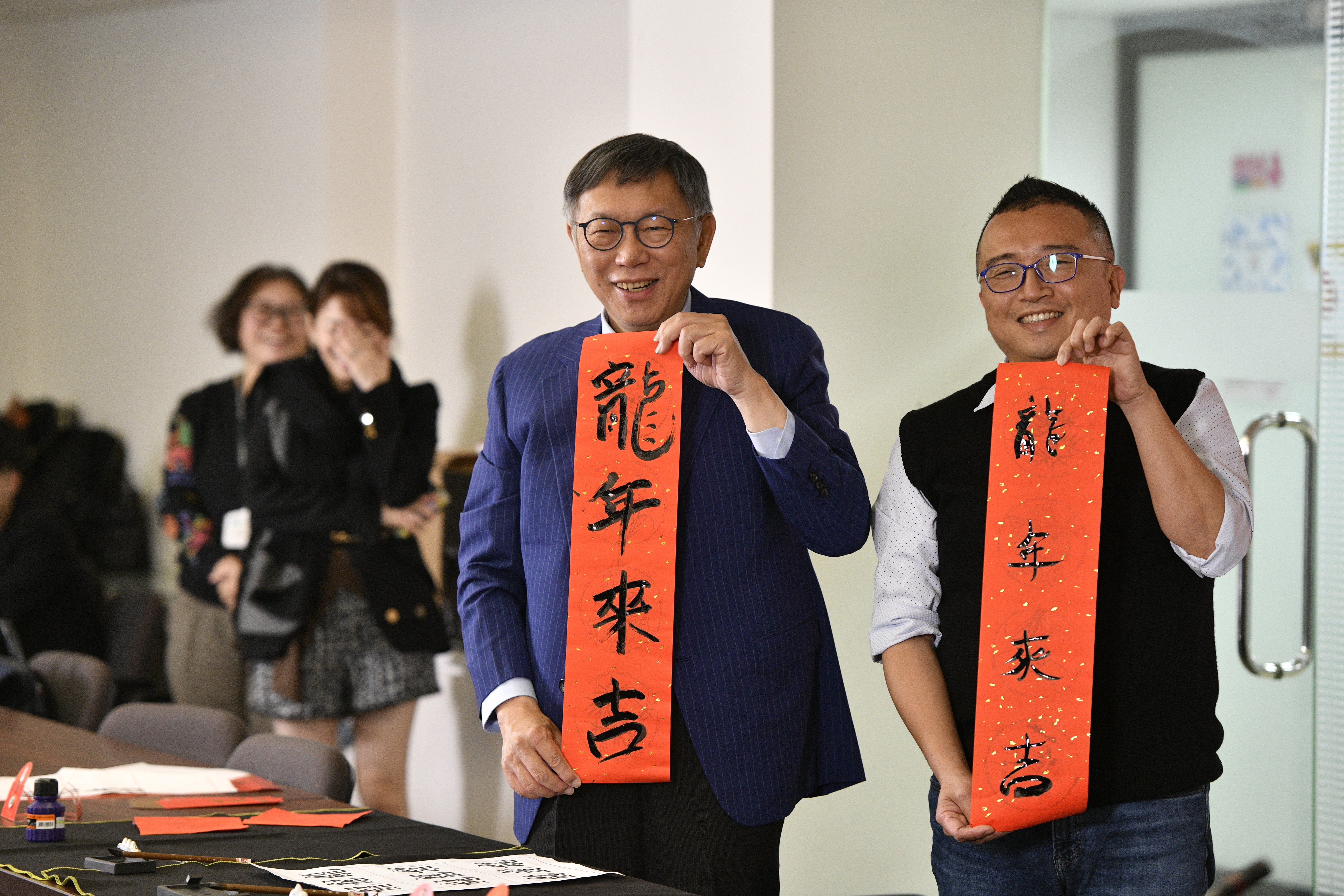 對於柯文哲(左)失言爆學歷歧視爭議,周榆修(右)則幫滅火稱有誤會。