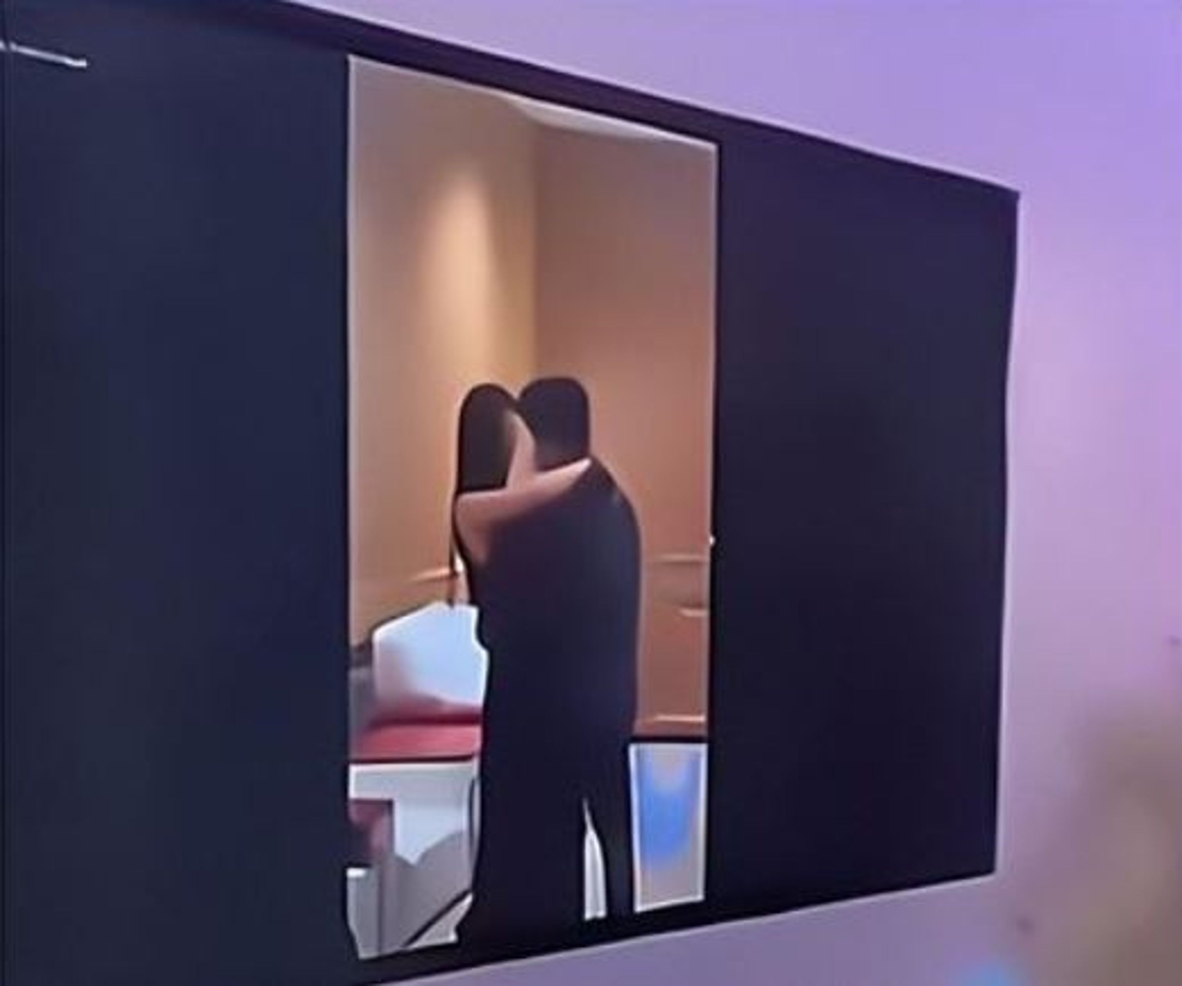 新郎直接在婚禮現場將「出軌片」在大螢幕上大肆播放,讓女方顏面盡失。(翻攝微博)