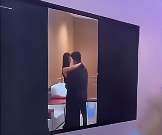 新郎直接在婚禮現場將「出軌片」在大螢幕上大肆播放,讓女方顏面盡失。(翻攝微博)