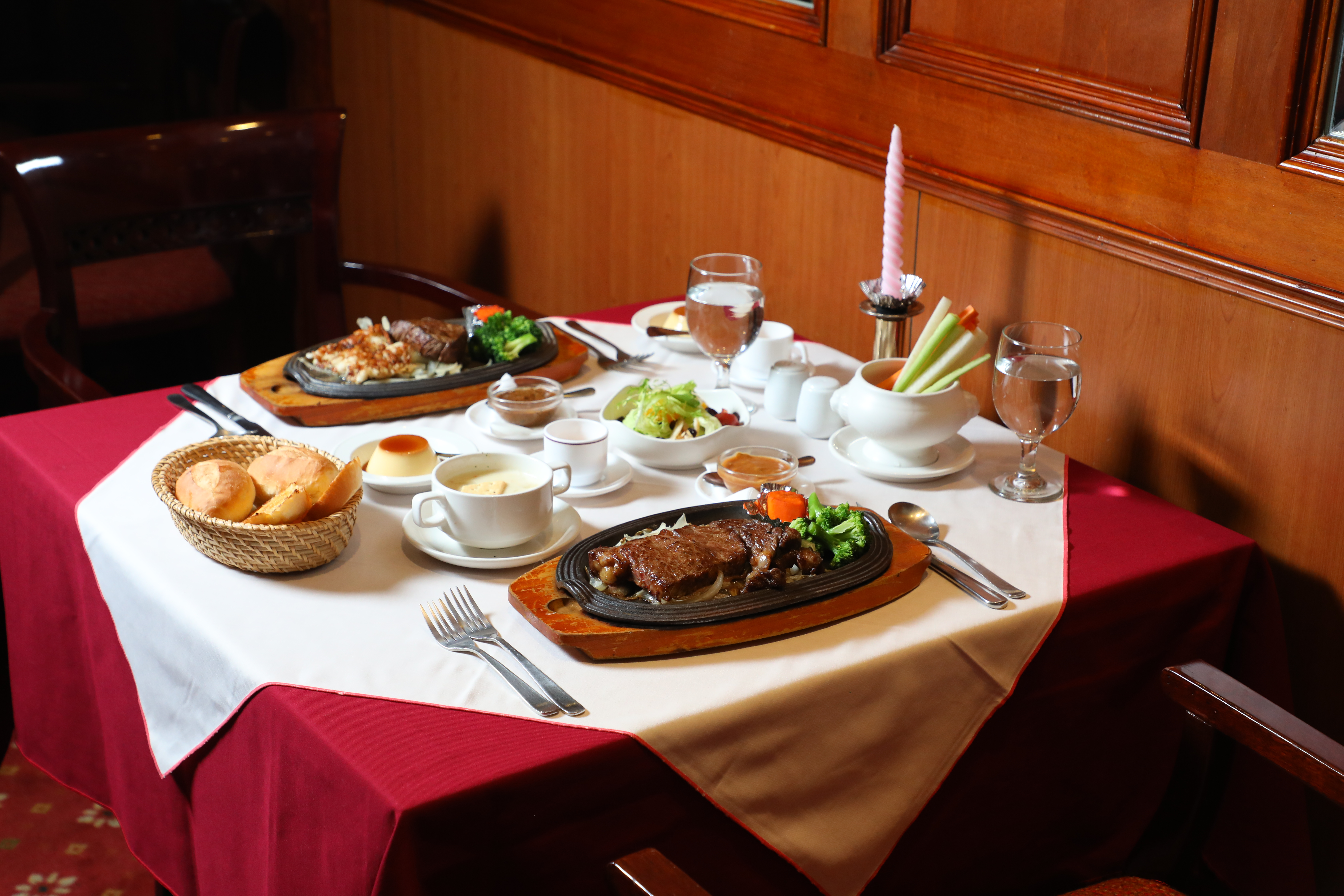  「紅屋牛排館」創立於1981年，至今依然保留吱吱作響的鐵板上菜傳統。