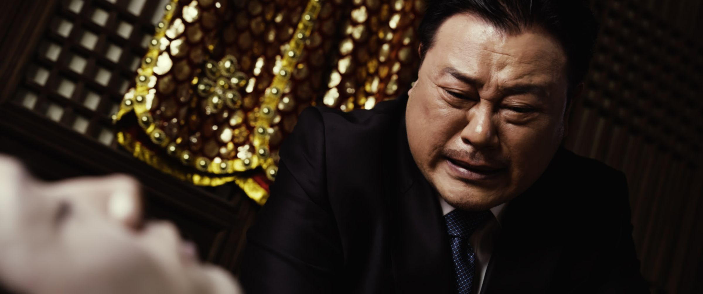 資深演員池大韓在《薩滿新娘》飾演無良醫生，不惜一切代價要把亡者帶回人間。（天馬行空提供）
