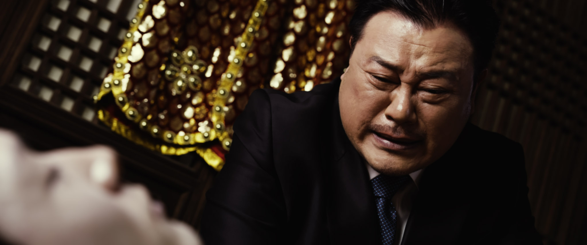 資深演員池大韓在《薩滿新娘》飾演無良醫生，不惜一切代價要把亡者帶回人間。（天馬行空提供）