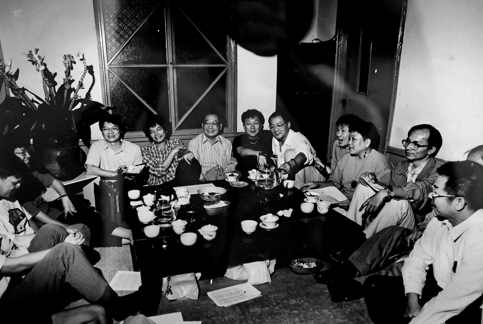 1980年代末,《台灣社會研究季刊》成員在紫藤廬聚會。左起政大國發所教授王振寰、台大城鄉所教授夏鑄九、中研院研究員錢永祥、中央英美語文學系教授卡維波(甯應彬)、交大社文所教授陳光興、東海社會系教授趙剛、中央英美語文學系教授何春蕤、前台北市勞工局長鄭村祺、前民進黨立委陳忠信。(周渝提供)