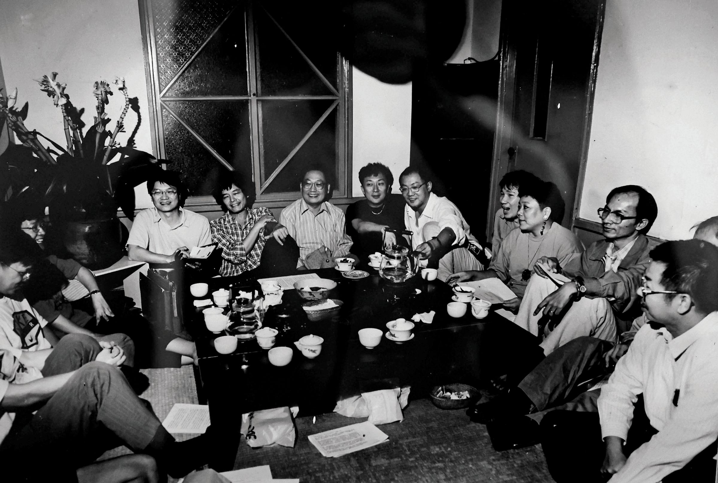 1980年代末,《台灣社會研究季刊》成員在紫藤廬聚會。左起政大國發所教授王振寰、台大城鄉所教授夏鑄九、中研院研究員錢永祥、中央英美語文學系教授卡維波(甯應彬)、交大社文所教授陳光興、東海社會系教授趙剛、中央英美語文學系教授何春蕤、前台北市勞工局長鄭村祺、前民進黨立委陳忠信。(周渝提供)