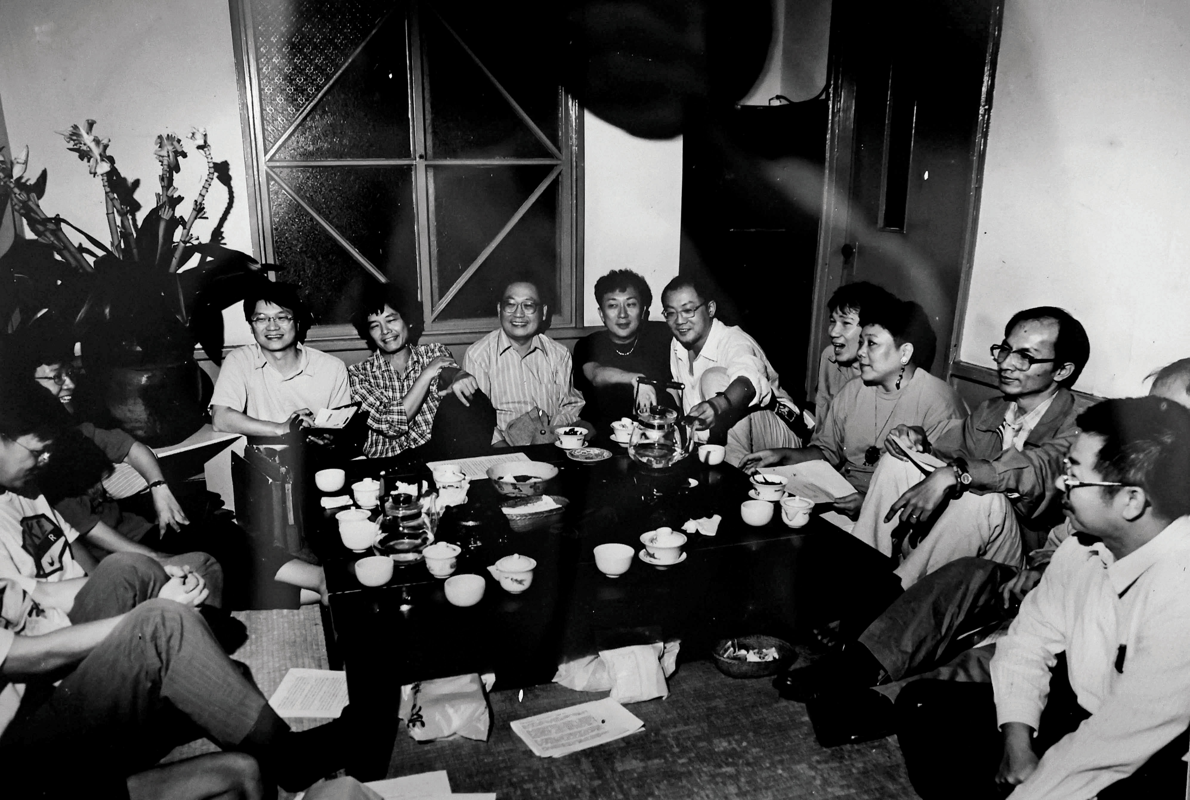 1980年代末,《台灣社會研究季刊》成員在紫藤廬聚會。左起政大國發所教授王振寰、台大城鄉所教授夏鑄九、中研院研究員錢永祥、中央英美語文學系教授卡維波(甯應彬)、交大社文所教授陳光興、東海社會系教授趙剛、中央英美語文學系教授何春蕤、前台北市勞工局長鄭村祺、前民進黨立委陳忠信。(周渝提供)