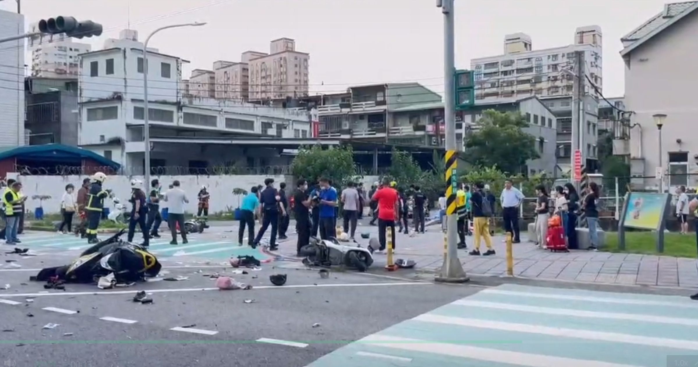 三峽北大國小旁放學時間發生重大車禍事故,一輛轎車疑似失控暴衝,造成15人輕重傷,其中4人命危。(翻攝畫面)
