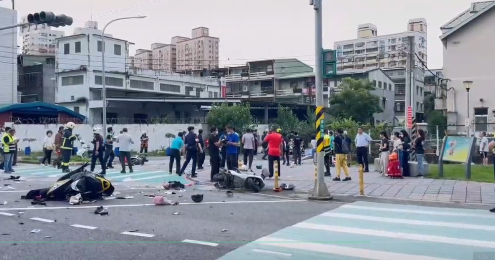 三峽北大國小旁放學時間發生重大車禍事故，一輛轎車疑似失控暴衝，造成15人輕重傷，其中4人命危。（翻攝畫面）