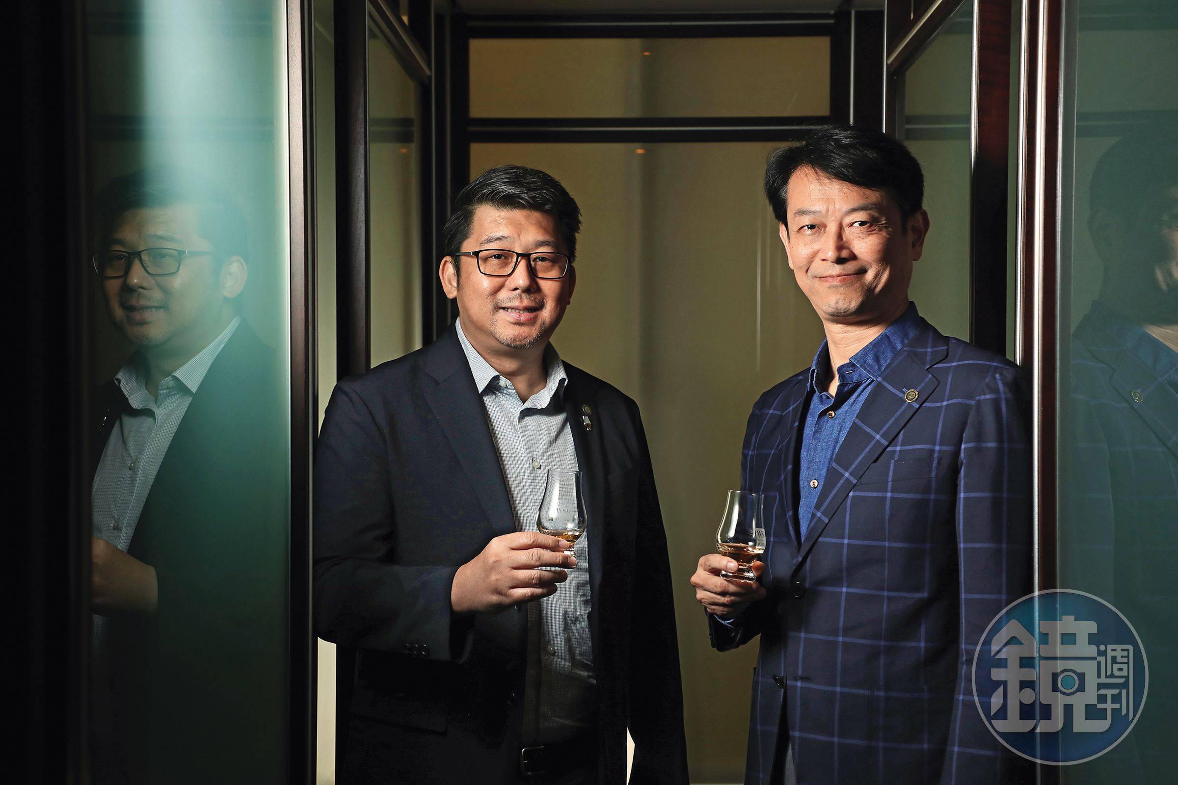 社長島岡高志（右）與首席調酒師張郁嵐（左）一人負責管理、一人主掌技術，是酒廠的最佳拍檔。