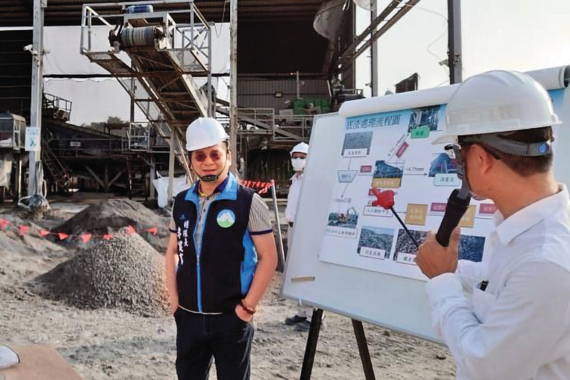 李健育（著背心者）擁有環境工程方面專業學歷經驗，四處演講授課。（翻攝環境部官網）