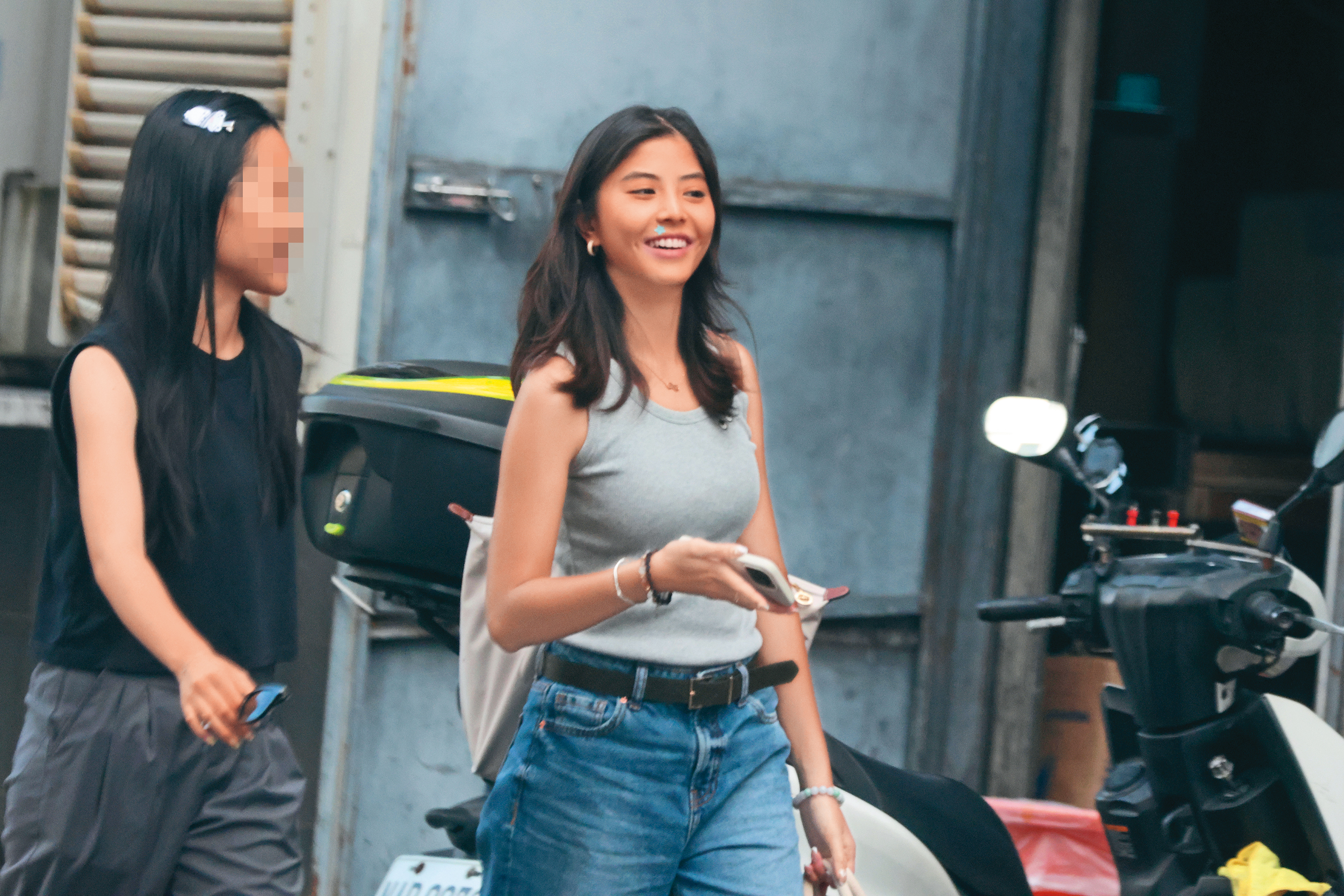 若盈（右）因感情紛擾，一度出現憂鬱、焦慮，7月底找閨密散步修復心情。