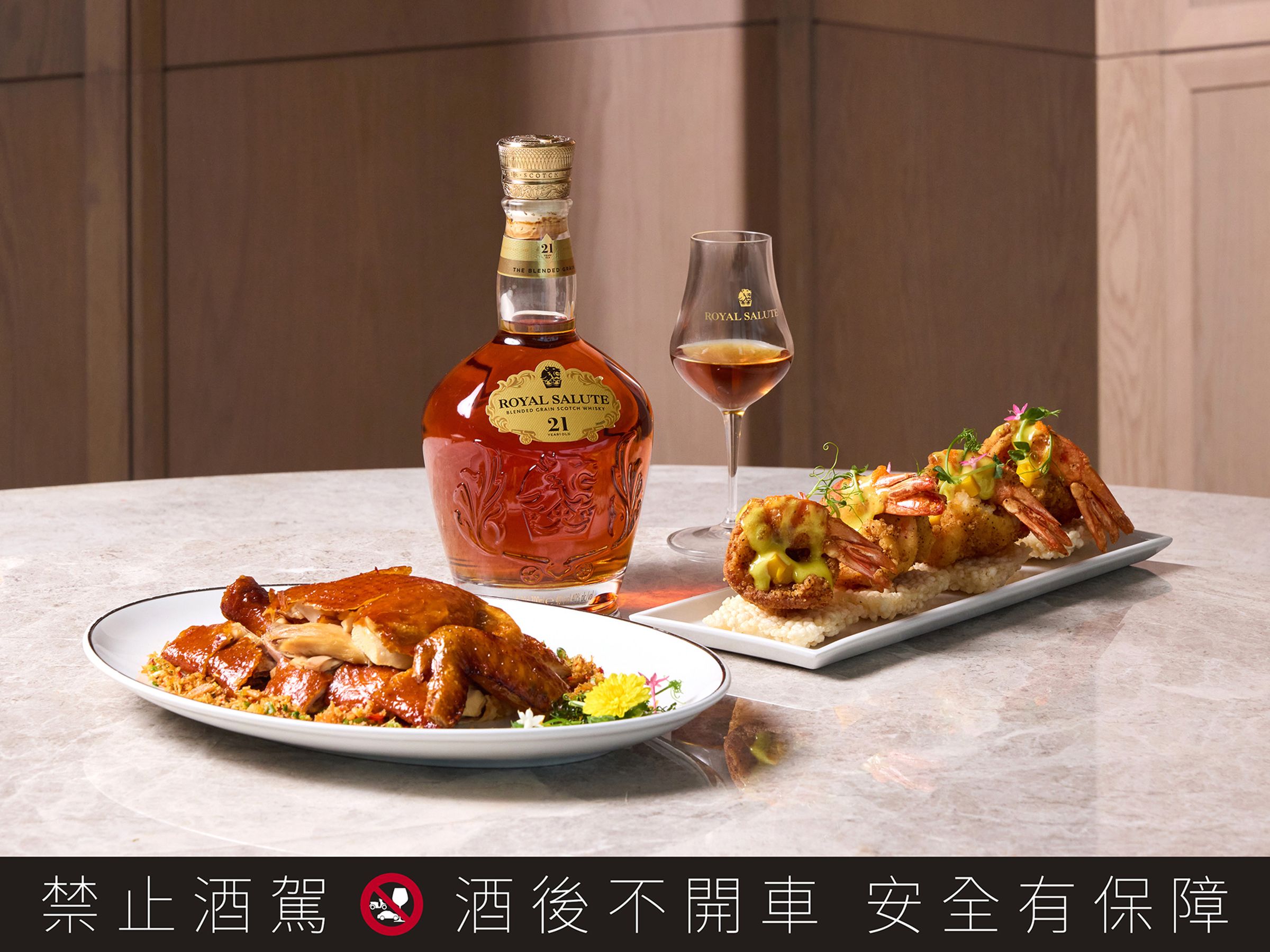 「金粒沙風脆皮雞」講究皮脆肉嫩,蒜酥炒日本乾貝絲是靈魂。主廚專程飛到北京學習「紅月凝香芥末蝦球」粉料配方,創新融入夏季芒果淋醬,鮮香酥脆中帶著香甜。