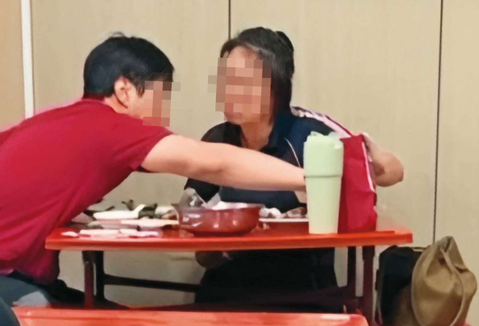 L男(左)與K女(右)共進午餐,2人話匣子沒停過。(讀者提供)