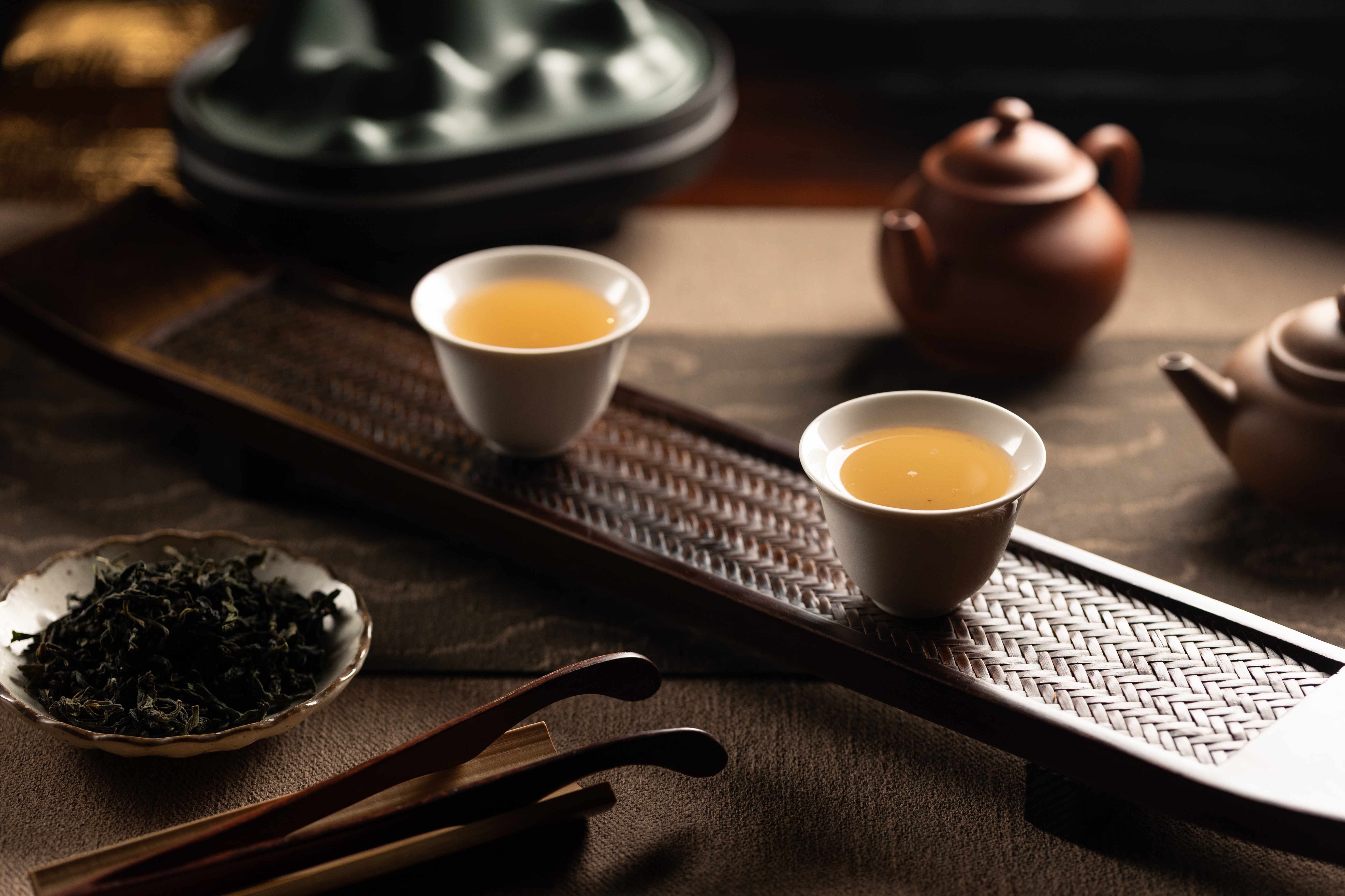 一口茶系列中，以文山包種茶、琴酒、檸檬調製的茶酒Shot「小團圓」。（360元／2杯）