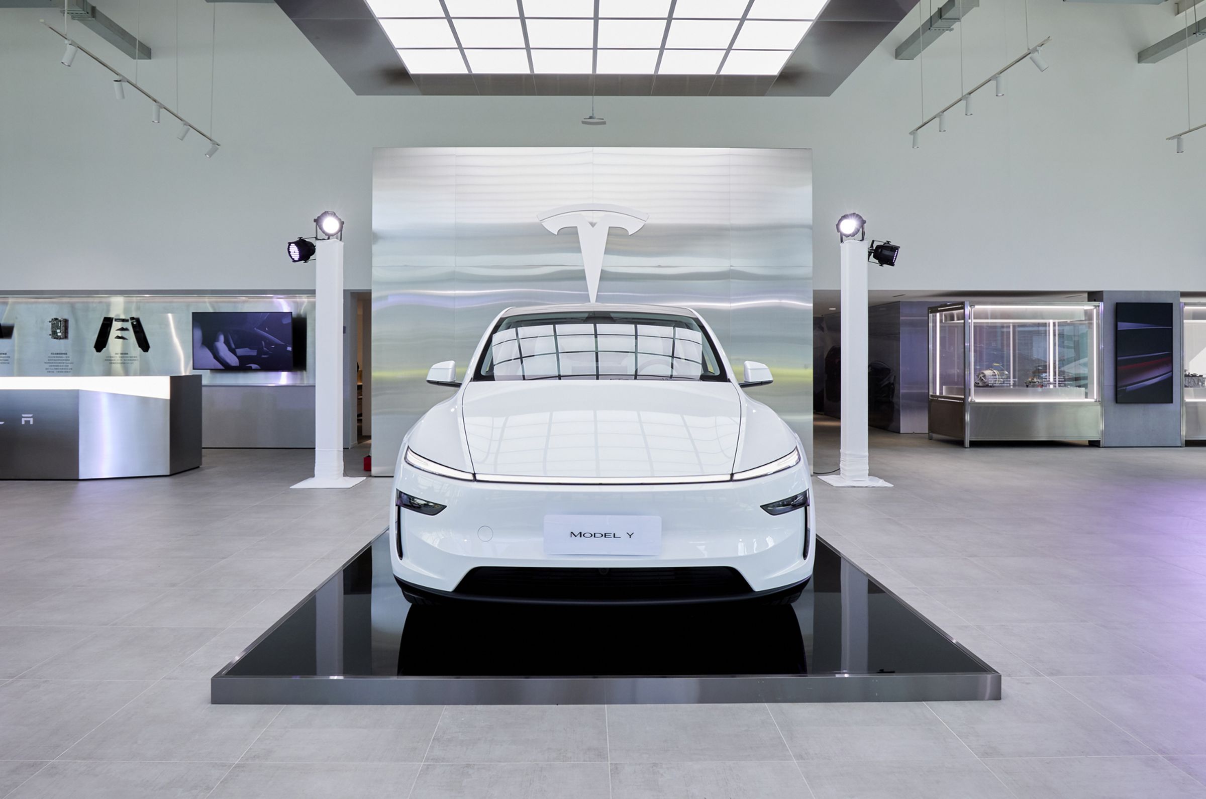 Tesla 台北南港服務體驗中心正式啟用，為目前北台灣最大之 Tesla 展示與維修體驗據點
