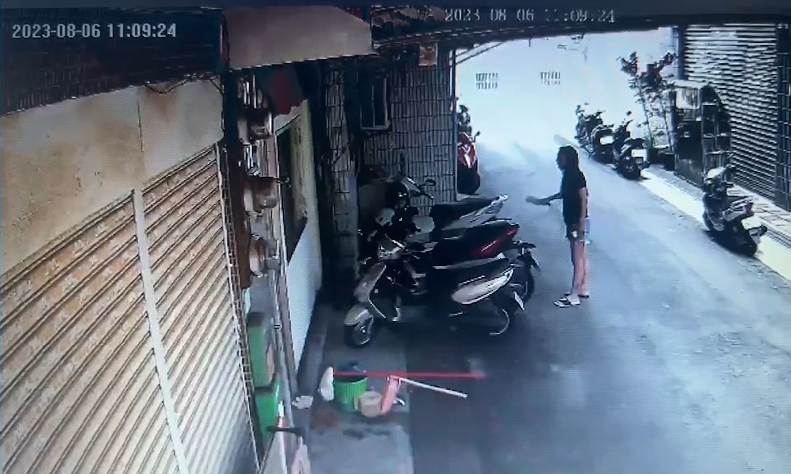 房客妻子轉身離開之際，又持刀揮舞謾罵。（讀者提供）