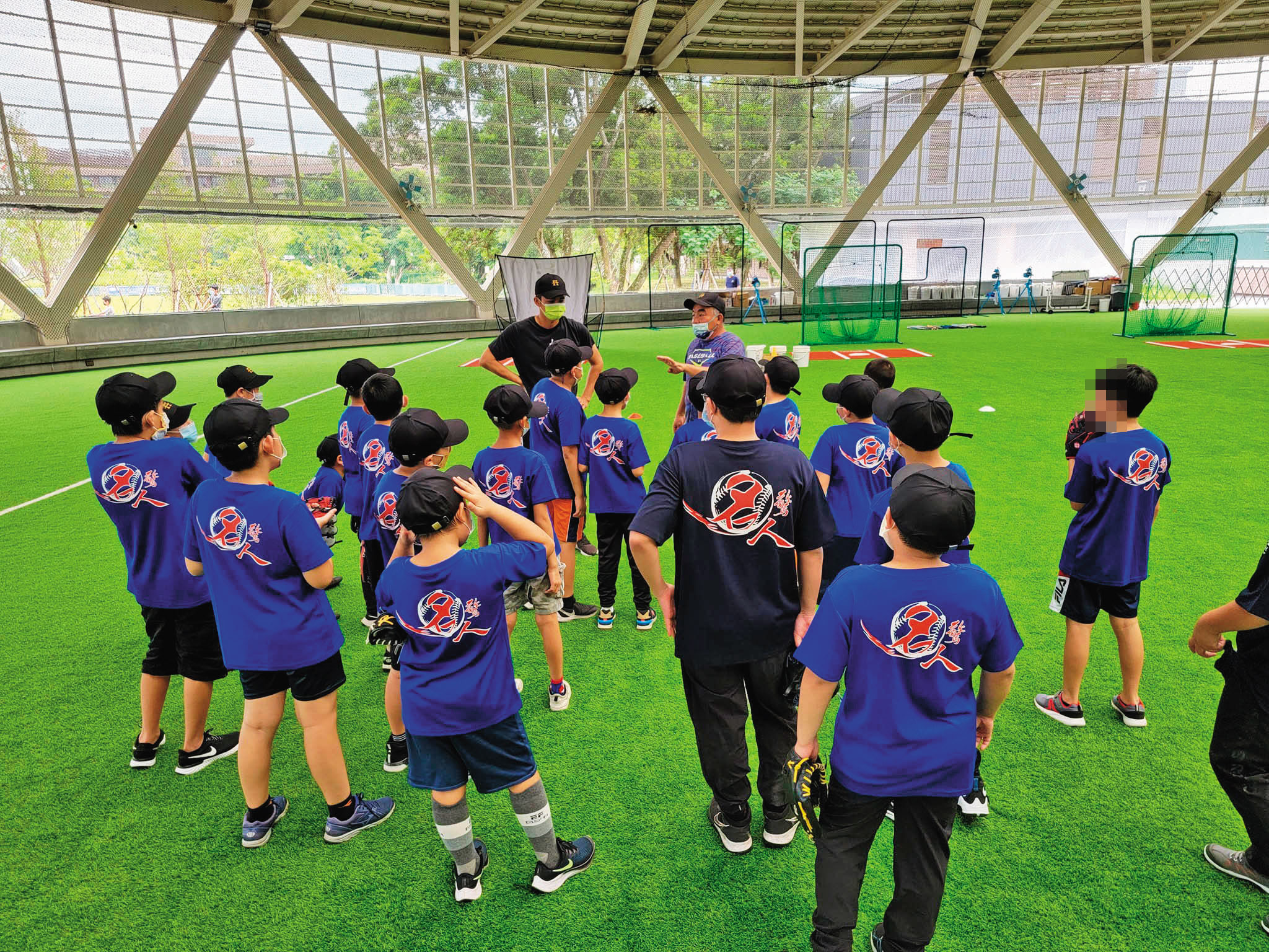 花園大飯店名人堂棒球營隊，王俊郎也是教練，下場指導小球員基本動作。（翻攝名人堂花園大飯店&棒球名人堂臉書）