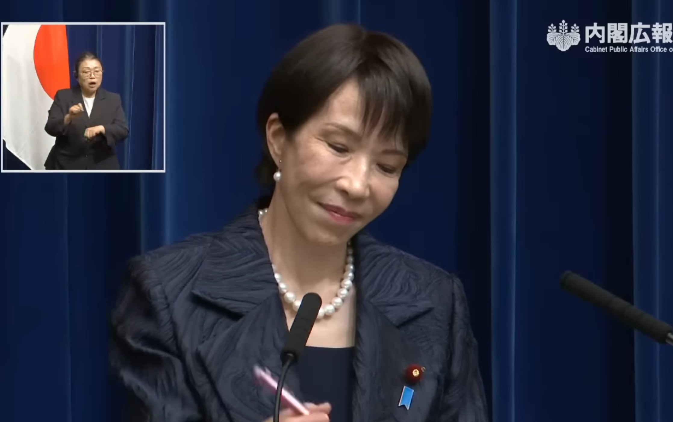 高市早苗記者會上使用的原子筆同樣受到討論。（翻攝首相官邸YT）
