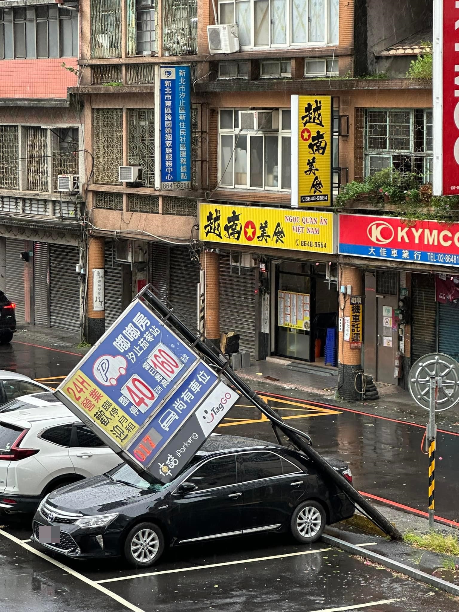 除了前擋風玻璃受損外，招牌桿子看起來也有壓到車尾後車廂的側面。（翻攝自爆料公社二社）