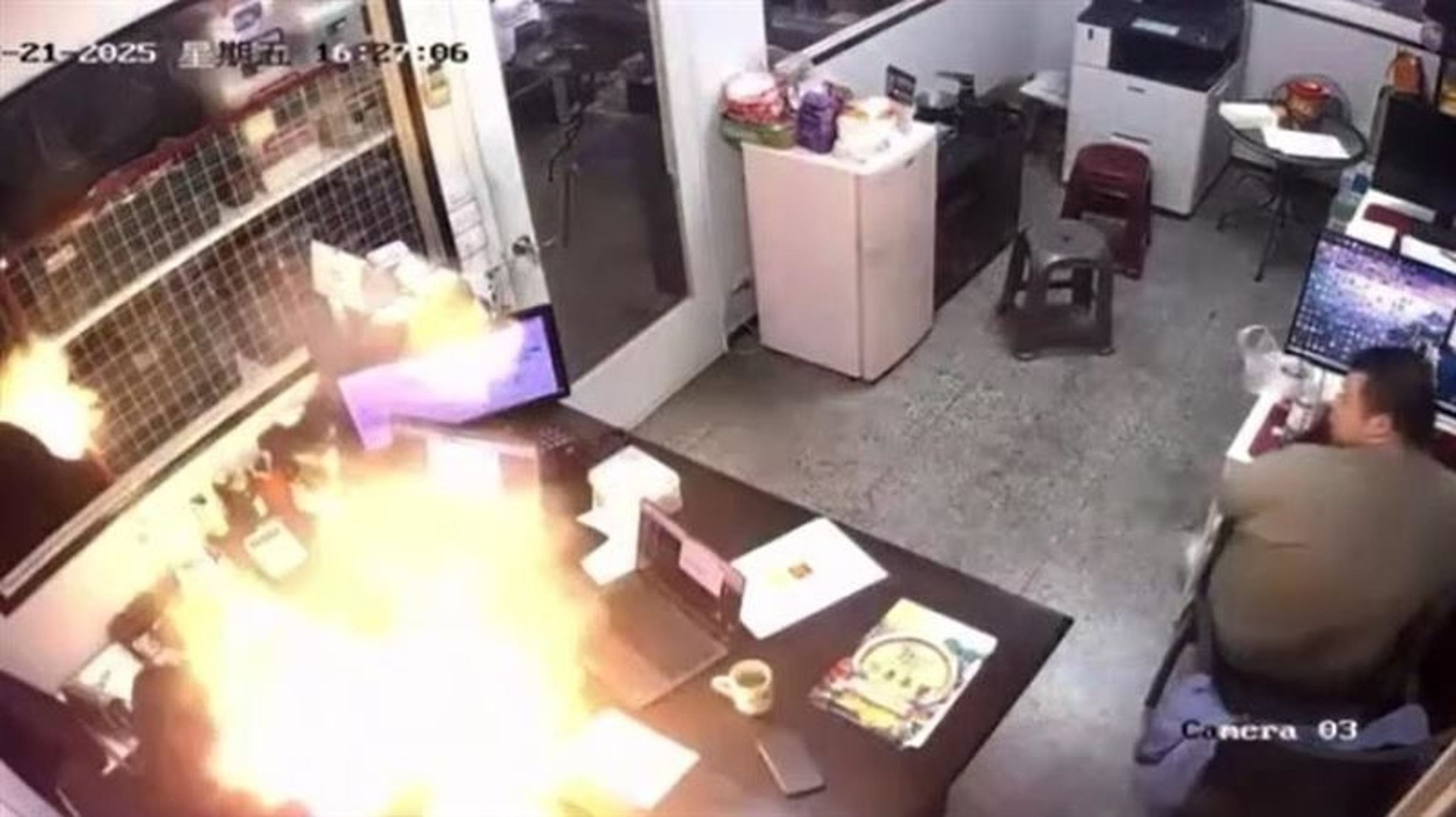 桃園一名OL上班時使用「磁吸行動電源」,沒想到突然發生爆炸,半邊臉都被燒傷。(翻攝記者爆料網)