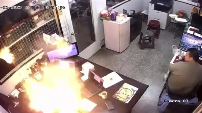 桃園有消費者使用亞果元素的行動電源發生爆炸後，讓不少持有的顧客也嚇壞。（翻攝自記者爆料網）