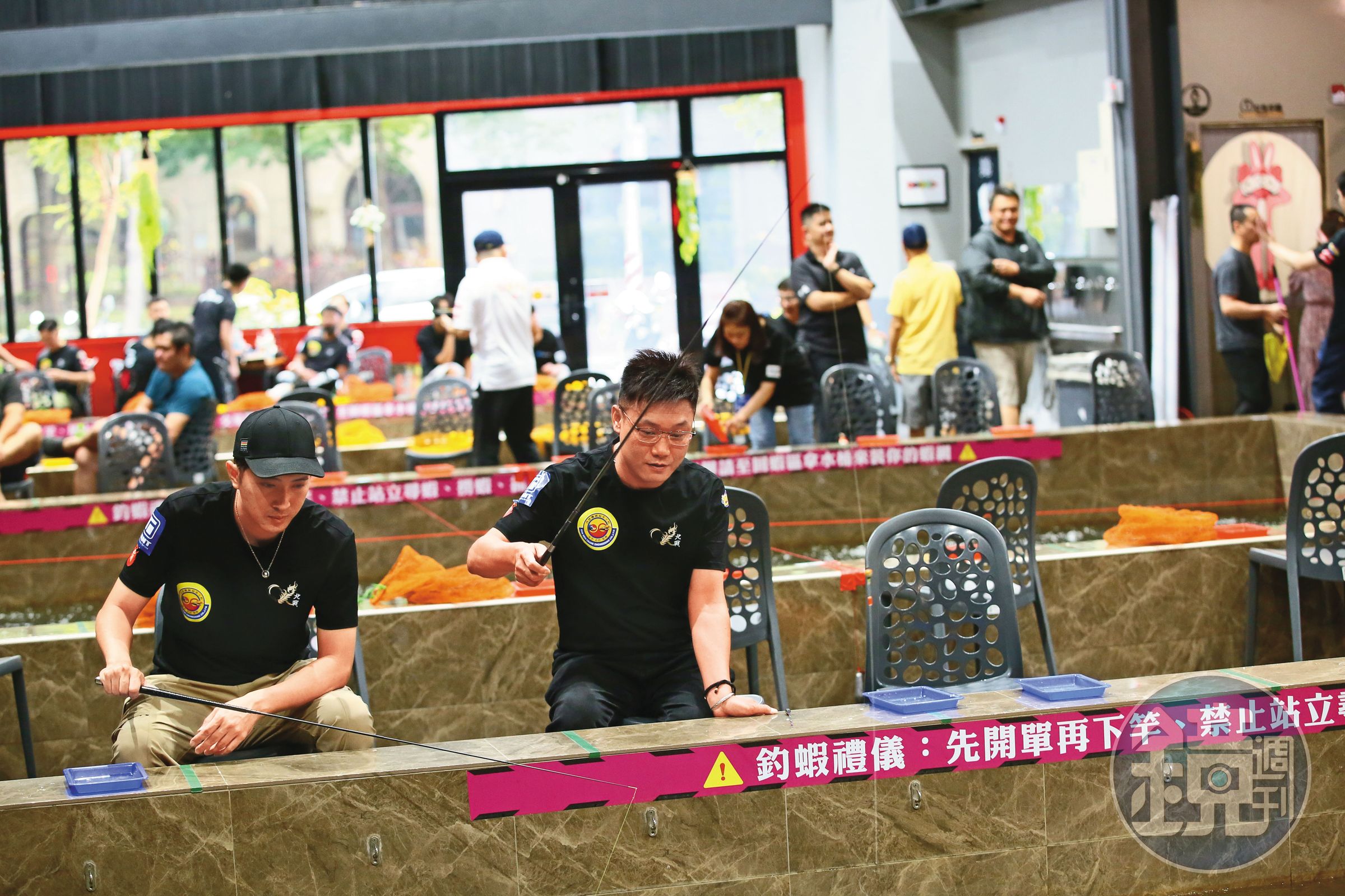 楊小錡(右)與阿綱(左)經常組團參賽,他們是去年「MLS國際釣蝦競技邀請賽」團體組冠軍。