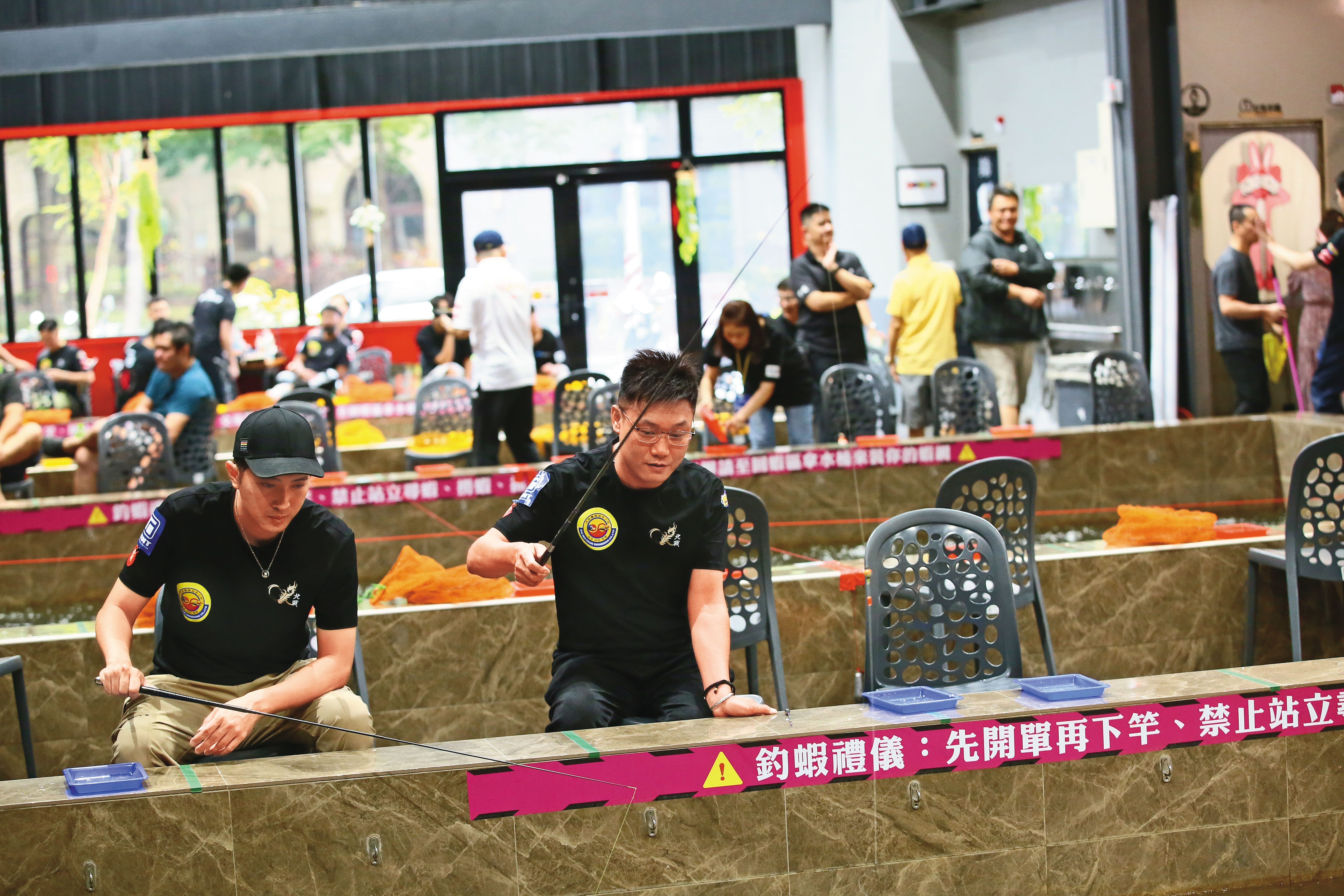 楊小錡(右)與阿綱(左)經常組團參賽,他們是去年「MLS國際釣蝦競技邀請賽」團體組冠軍。
