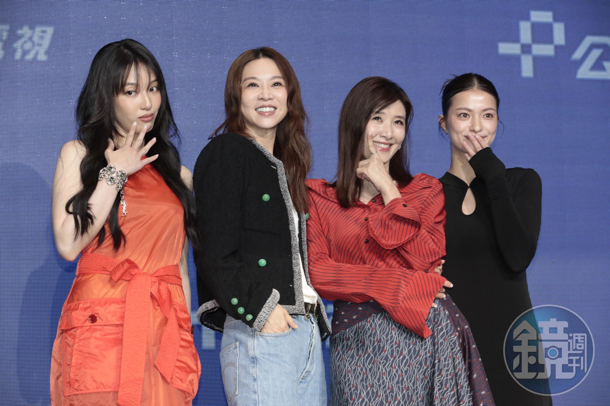 王渝萱(左起)、謝盈萱、蘇慧倫、蒲禾菲演出兩代姊妹淘。