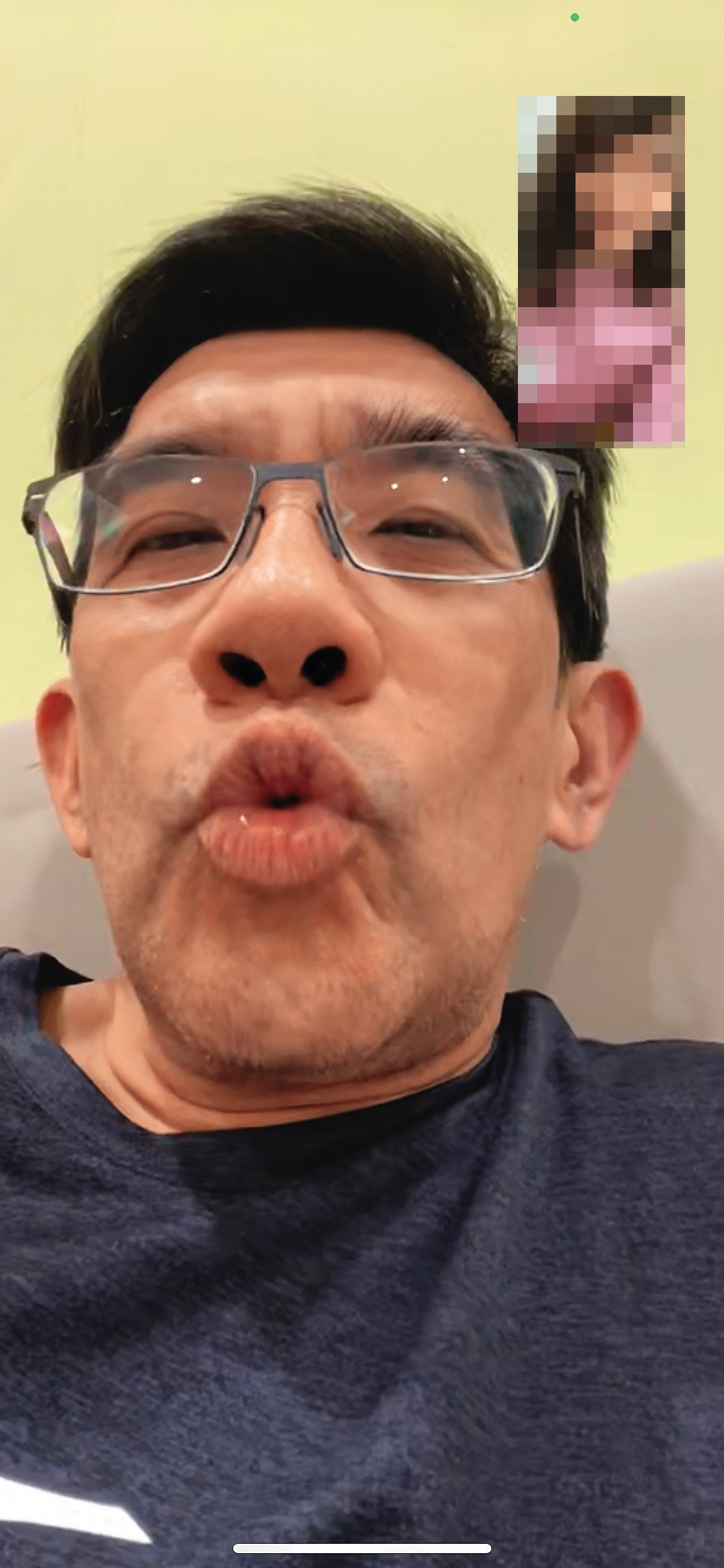 李光申（左下）嘟起嘴巴親吻示愛，與小珮（右上）視訊傳情。（讀者提供）