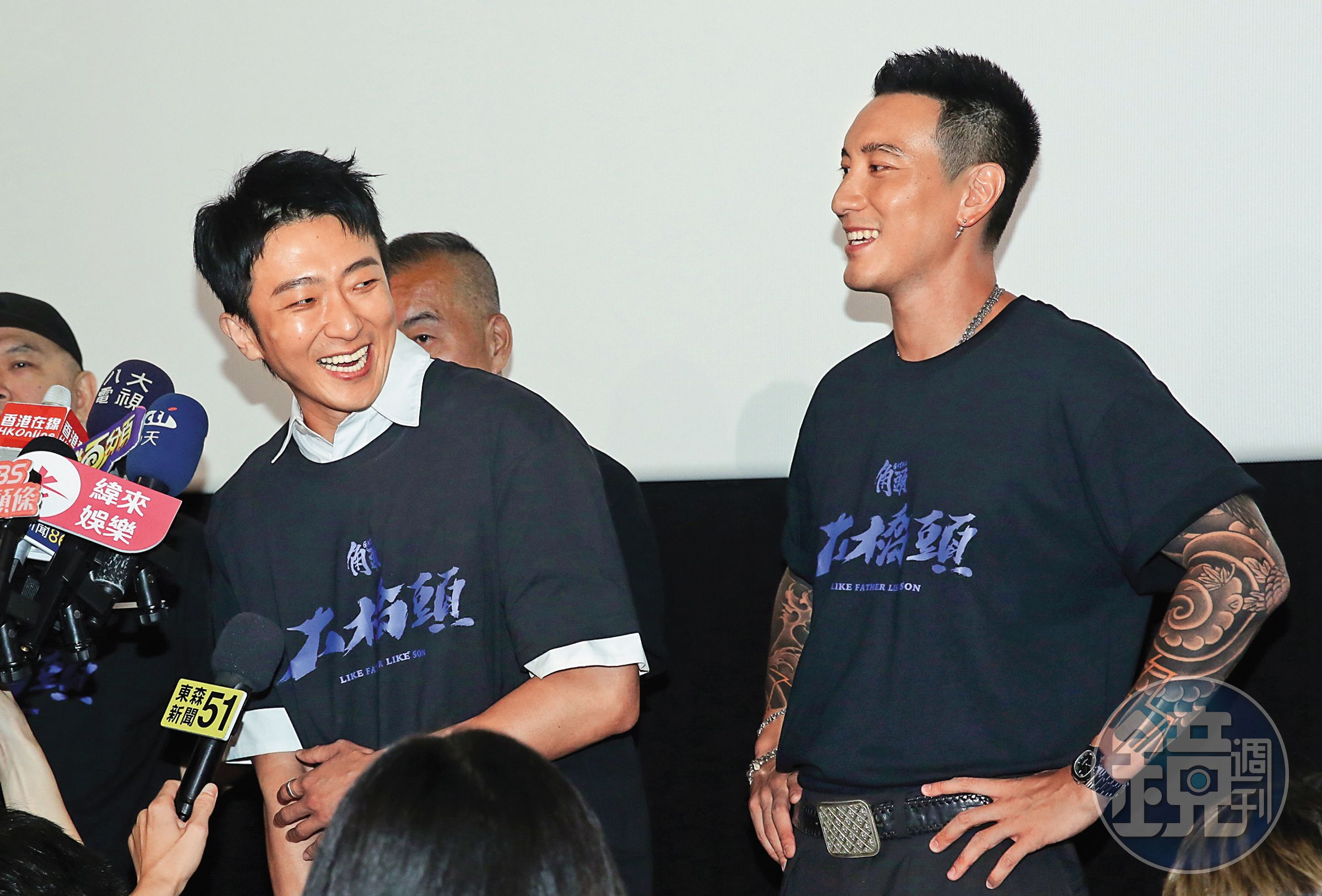 王陽明（右）插腰站在懷秋（左）身旁，這畫面怎麼有點令人男以啟齒…（羞）